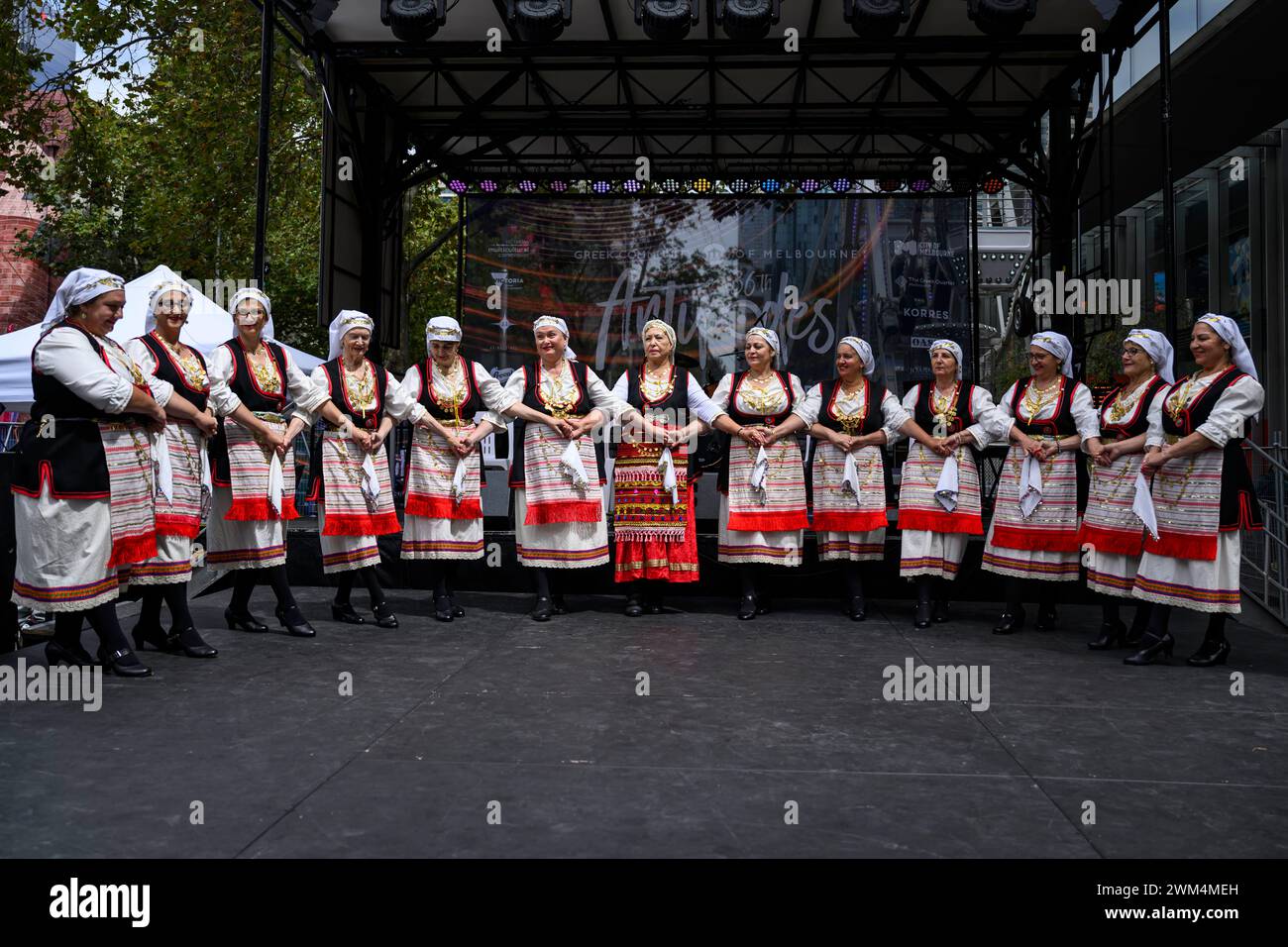Melbourne, Australie. 24 février 2024. Un groupe de danse exécute une danse grecque traditionnelle sur scène. Le Festival des antipodes de Melbourne est la plus grande célébration de la culture grecque en Australie. Le festival de deux jours propose des expositions culturelles, des danses grecques traditionnelles, des spectacles de musique live et une cuisine grecque authentique de vendeurs locaux. Crédit : SOPA images Limited/Alamy Live News Banque D'Images