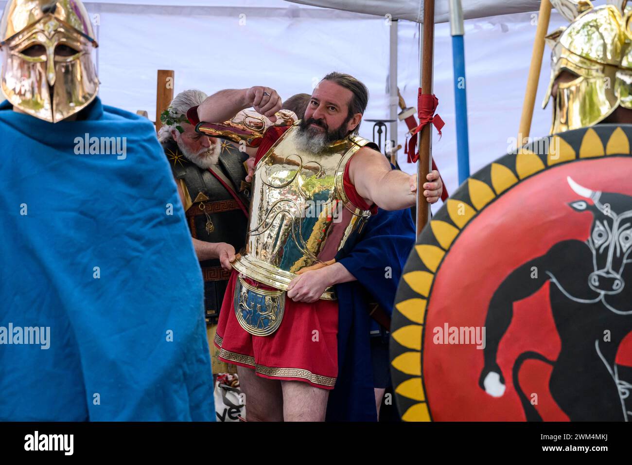 Melbourne, Australie. 24 février 2024. Un homme vu portant son armure de soldat grecque antique. Le Festival des antipodes de Melbourne est la plus grande célébration de la culture grecque en Australie. Le festival de deux jours propose des expositions culturelles, des danses grecques traditionnelles, des spectacles de musique live et une cuisine grecque authentique de vendeurs locaux. Crédit : SOPA images Limited/Alamy Live News Banque D'Images