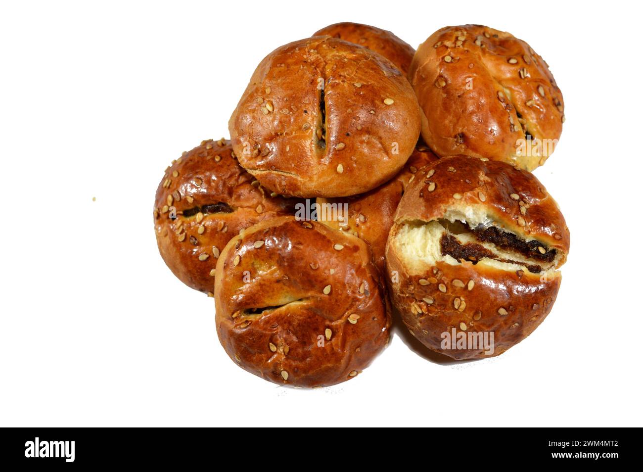 Biscuits traditionnels arabes, pâtisserie farcie de dattes et garnie de graines de sésame, dattes égyptiennes ou biscuits remplis Agwa Ajwa, célèbre moyen-Orient d Banque D'Images