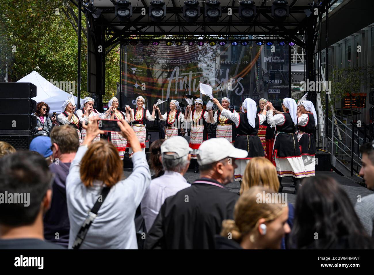 Melbourne, Australie. 24 février 2024. Un groupe de danse exécute une danse grecque traditionnelle sur scène. Le Festival des antipodes de Melbourne est la plus grande célébration de la culture grecque en Australie. Le festival de deux jours propose des expositions culturelles, des danses grecques traditionnelles, des spectacles de musique live et une cuisine grecque authentique de vendeurs locaux. (Photo de George Chan/SOPA images/SIPA USA) crédit : SIPA USA/Alamy Live News Banque D'Images