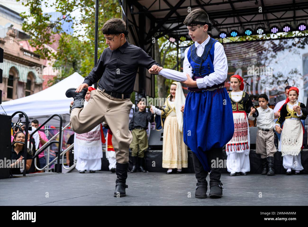 Melbourne, Australie. 24 février 2024. Un groupe de danse exécute une danse grecque traditionnelle sur scène. Le Festival des antipodes de Melbourne est la plus grande célébration de la culture grecque en Australie. Le festival de deux jours propose des expositions culturelles, des danses grecques traditionnelles, des spectacles de musique live et une cuisine grecque authentique de vendeurs locaux. (Photo de George Chan/SOPA images/SIPA USA) crédit : SIPA USA/Alamy Live News Banque D'Images
