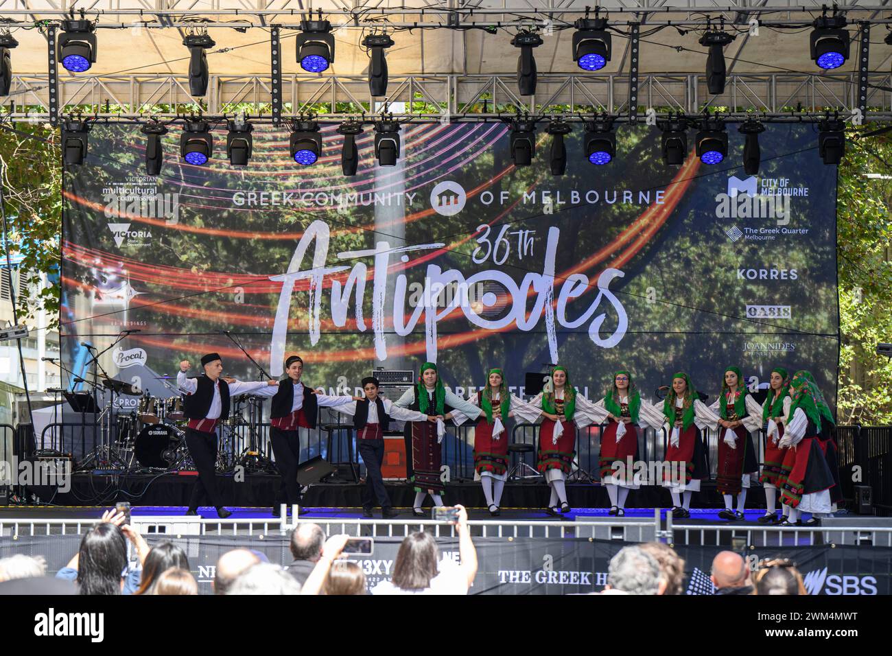 Melbourne, Australie. 24 février 2024. Un groupe de danse exécute une danse grecque traditionnelle sur scène. Le Festival des antipodes de Melbourne est la plus grande célébration de la culture grecque en Australie. Le festival de deux jours propose des expositions culturelles, des danses grecques traditionnelles, des spectacles de musique live et une cuisine grecque authentique de vendeurs locaux. (Photo de George Chan/SOPA images/SIPA USA) crédit : SIPA USA/Alamy Live News Banque D'Images