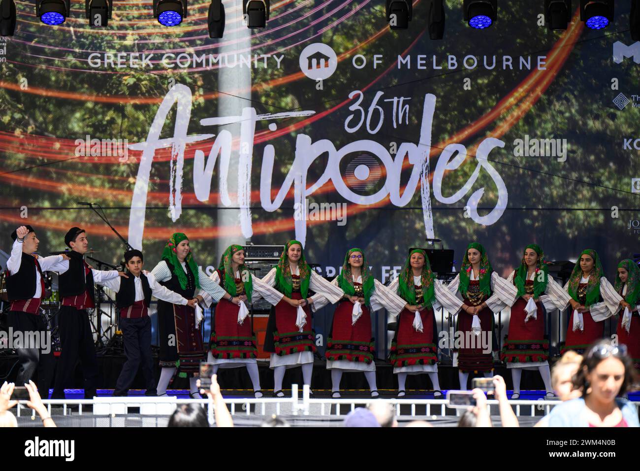 Melbourne, Australie. 24 février 2024. Un groupe de danse exécute une danse grecque traditionnelle sur scène. Le Festival des antipodes de Melbourne est la plus grande célébration de la culture grecque en Australie. Le festival de deux jours propose des expositions culturelles, des danses grecques traditionnelles, des spectacles de musique live et une cuisine grecque authentique de vendeurs locaux. (Photo de George Chan/SOPA images/SIPA USA) crédit : SIPA USA/Alamy Live News Banque D'Images