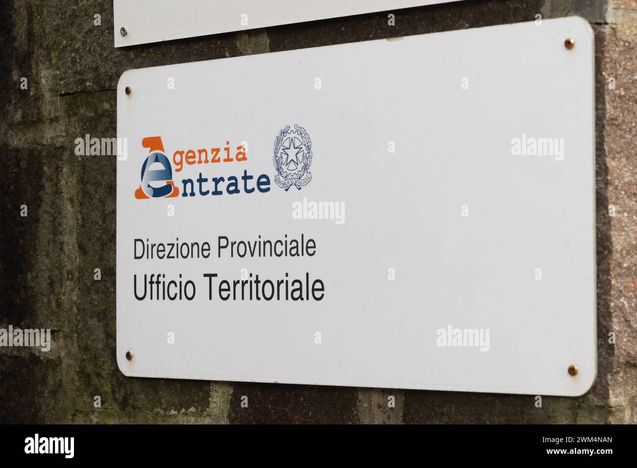 Carrara, Italie - 20 février 2024 - panneau à l'entrée de l'Agence italienne du Revenu (Agenzia delle Entrate) Banque D'Images