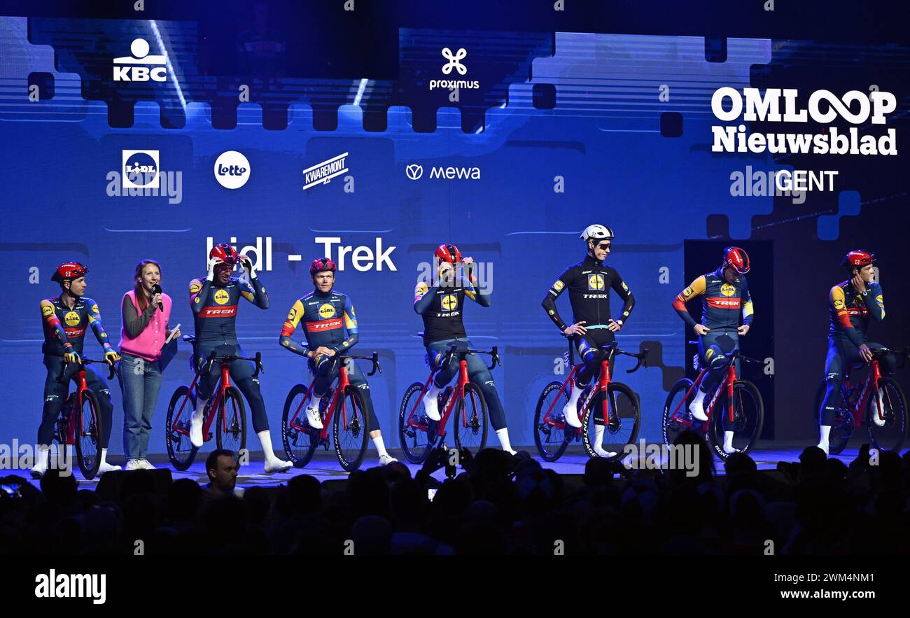 Gand, Belgique. 24 février 2024. Les coureurs de Lidl-Trek photographiés lors de la présentation par équipe de la 79ème édition de la course cycliste masculine d'une journée Omloop Het Nieuwsblad (UCI World Tour), 202km de Gand à Ninove, samedi 24 février 2024. BELGA PHOTO DIRK WAEM crédit : Belga News Agency/Alamy Live News Banque D'Images