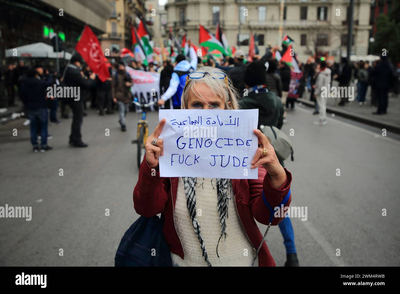 23 février 2024, Naples, Campanie/Napoli, Italie : manifestation organisée par Rete Napoli per la Palestina, Centro Culturale Handala Ali, réseau étudiant pour la Palestine, pour appeler à un arrêt du génocide du peuple palestinien par Israël après les attaques du Hamas du 7 octobre 2023, en territoire israélien. Cela fait plus de 4 mois depuis le début de l’offensive qu’Israël opère en Palestine et.a ce jour, plus de 30 000 Palestiniens ont été tués, Israël n’a épargné rien ni personne : femmes, enfants, travailleurs de la santé, journalistes. (Crédit image : © Pasquale Senatore/Pacific Banque D'Images