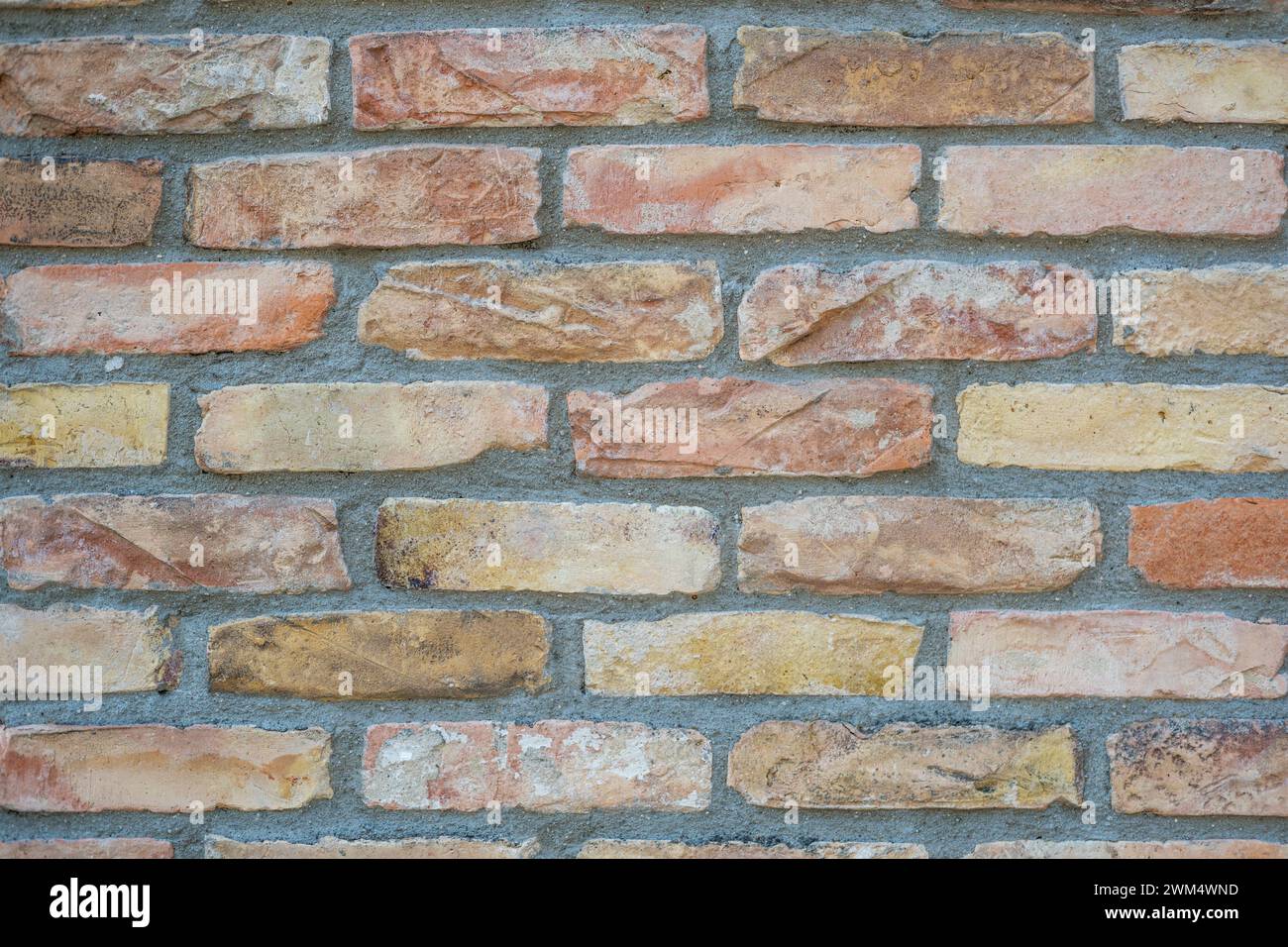 Fond d'un mur de briques beige et orange Banque D'Images Fond d'un mur de briques beige et orange Banque D'Images