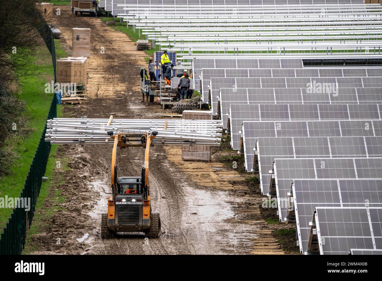 Construction d’un parc solaire à Neukirchen-Vluyn, plus de 10 000 modules solaires seront installés sur 4,2 hectares, ce qui générera alors 6 millions de kilos Banque D'Images