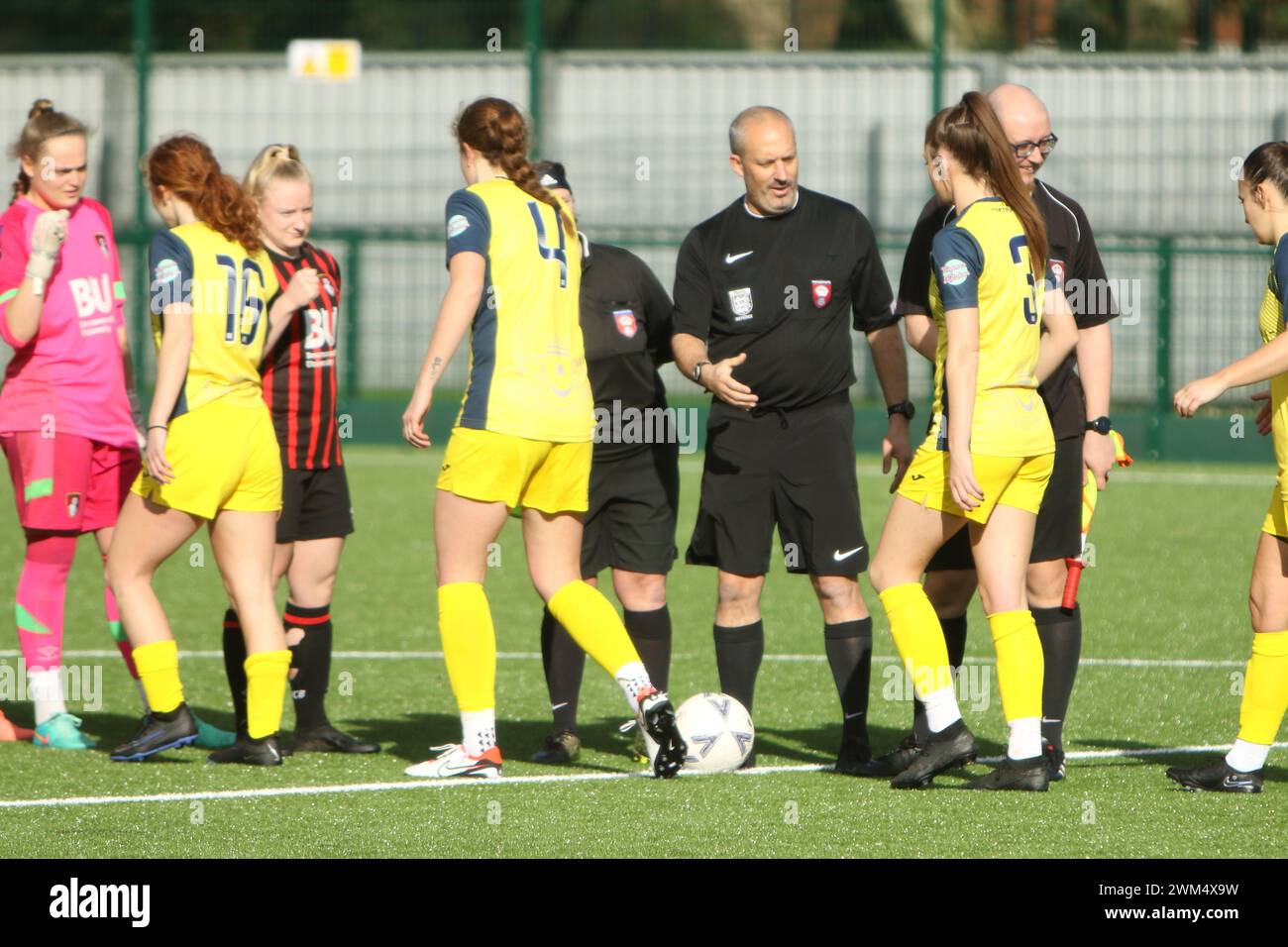 Respect Handshakes Moneyfields FC Women v AFC Bournemouth Women at Oaklands Park, Chichester City FC 18 février 2024 Banque D'Images