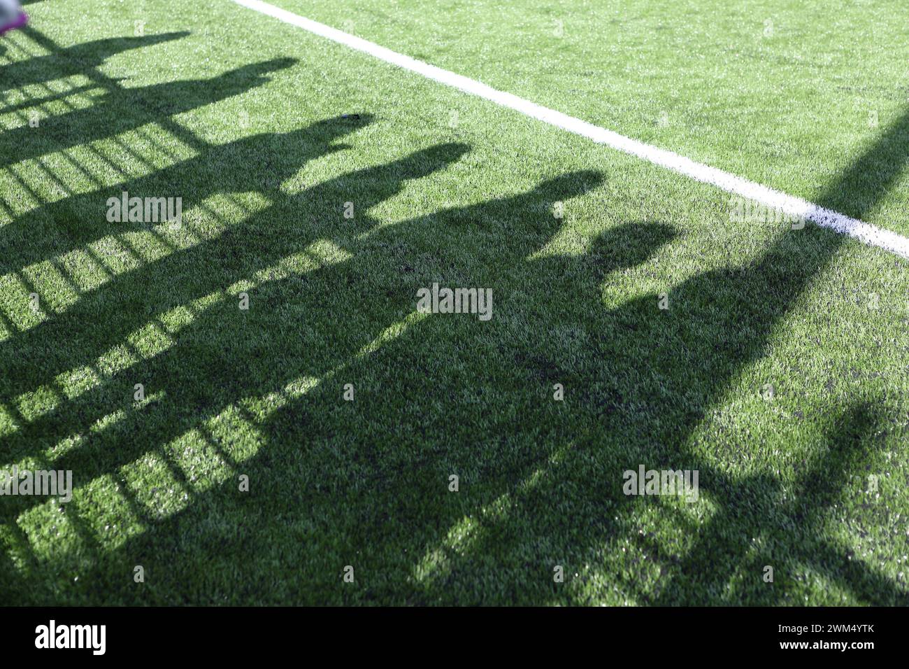 Ombres des spectateurs sur le nouveau terrain 4g, Oaklands Park, Chichester City FC Banque D'Images