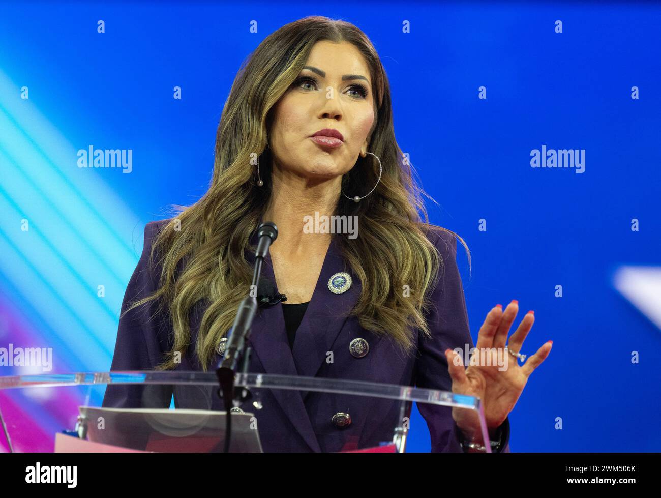 Oxon Hill, États-Unis. 23 février 2024. La gouverneure Kristi Noem (républicaine du Dakota du Sud) prononce une allocution lors de la Conférence d'action politique conservatrice (CPAC) 2024 à National Harbor, Maryland, États-Unis, le vendredi 23 février, 2024. photo de Ron Sachs/CNP/ABACAPRESS.COM crédit : Abaca Press/Alamy Live News Banque D'Images