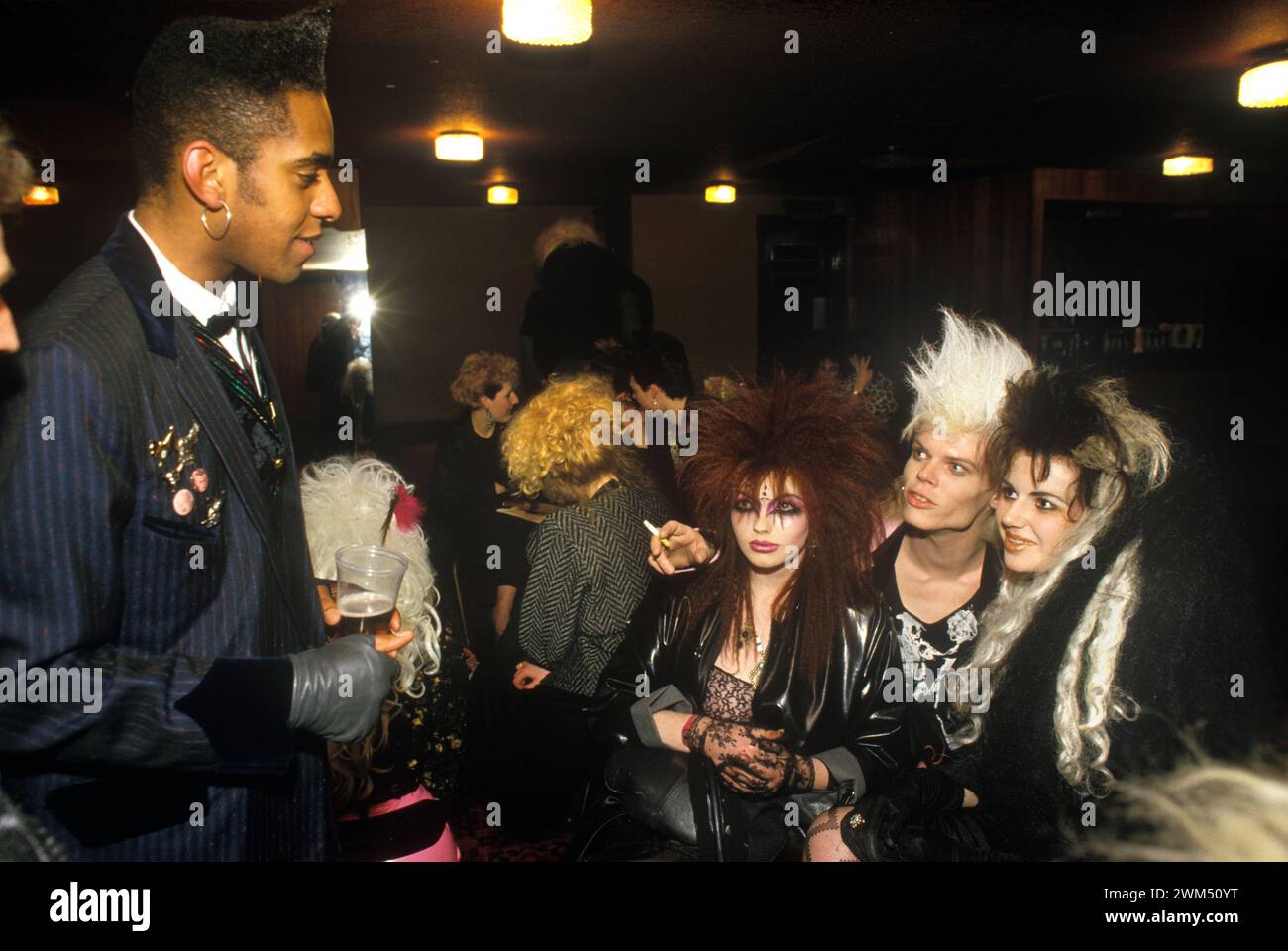 Neal Whitmore aka Neil X avec deux fans adolescents du groupe de New Wave Punk Sigue Sigue Sputnik dans le bar après leur concert Love missile F1-11 à Tiffanyís dans Newbridge Street. Newcastle upon Tyne, Angleterre le 12 mars 1986. ANNÉES 1980 ROYAUME-UNI HOMER SYKES Banque D'Images