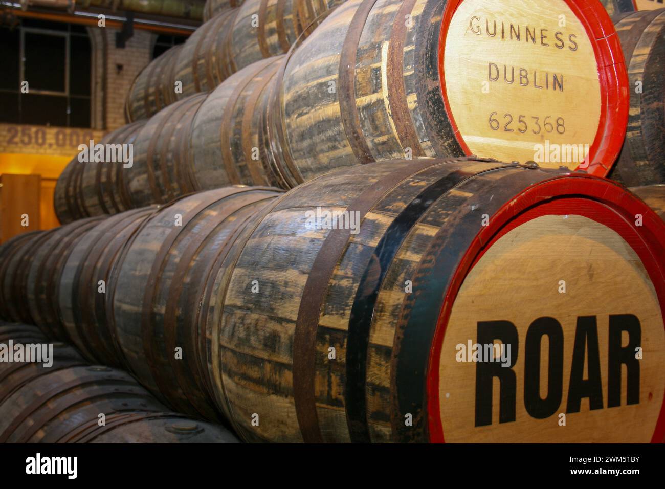 Barils de bière Guinness dans le musée de l'entrepôt de la brasserie Guinness, une partie de la société de boissons de Diageo, Dublin Banque D'Images