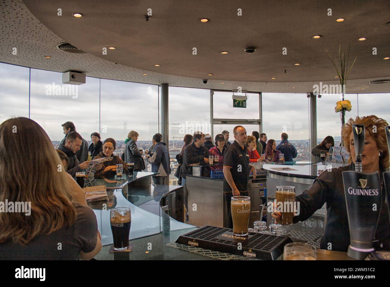 Les gens buvant de la bière Guinness au Gravity Bar, Guiness Storehouse, Dublin, Irlande Banque D'Images