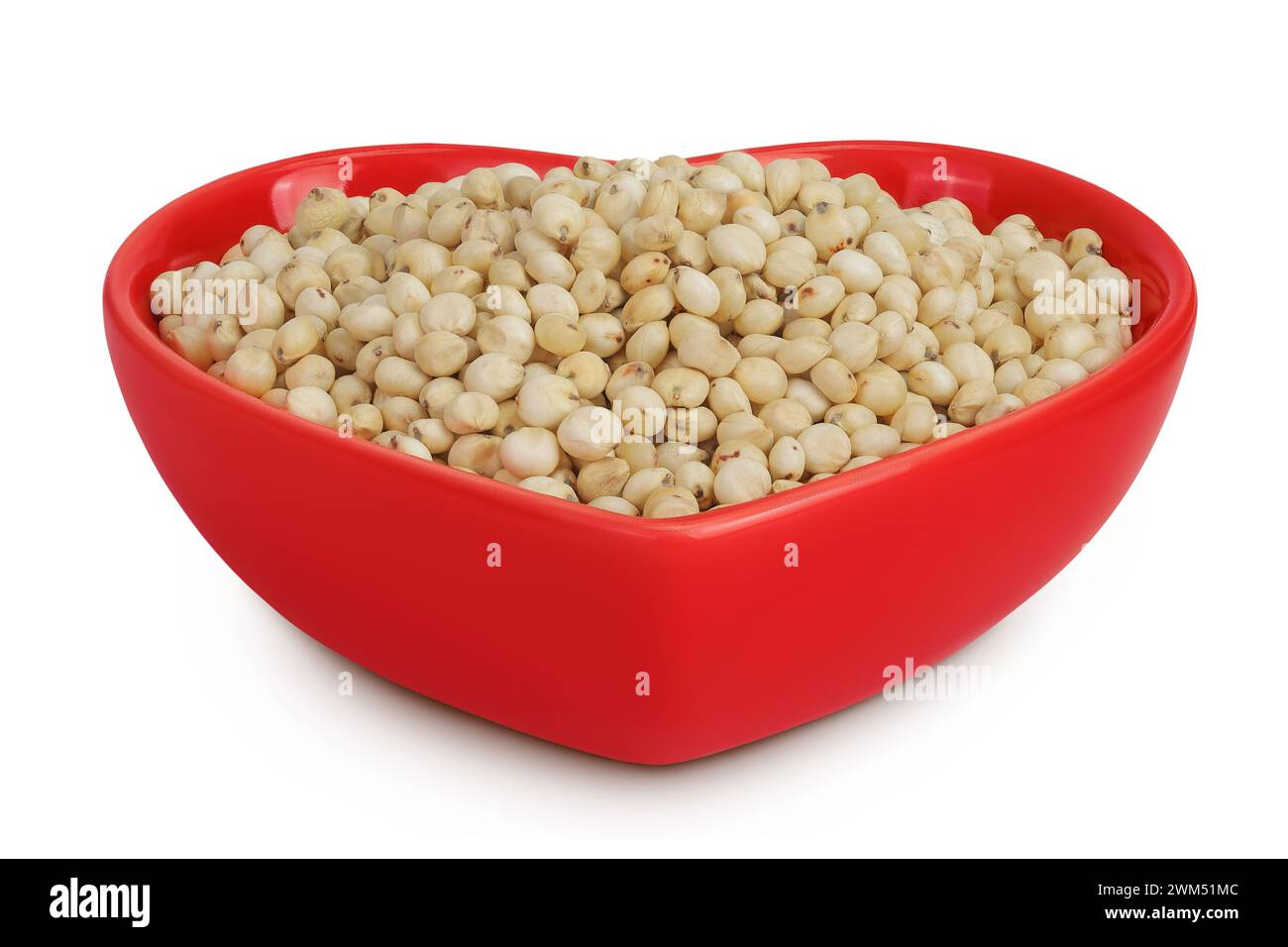 Graines de sorgho dans un bol en céramique isolé sur fond blanc avec pleine profondeur de champ. Banque D'Images