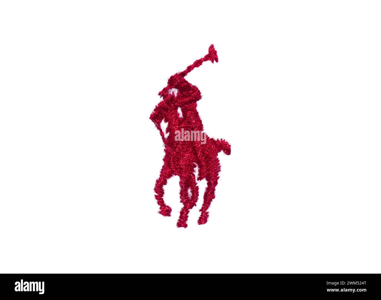 21 février 2024 Polo par Ralph Lauren gros plan de cheval rouge avec emblème emblématique jockey logo emblématique motif cousu. Marque de luxe de vêtements fins isolés sur Banque D'Images