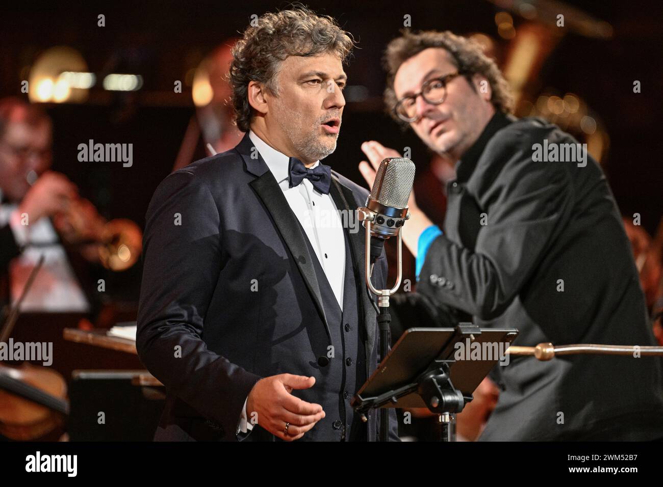 Prague, République tchèque. 23 février 2024. Le ténor allemand Jonas Kaufmann, quitte le groupe lors de sa tournée européenne Sound of Movies à la Maison municipale de Prague, République tchèque, le 23 février 2024. À droite se trouve le chef Jochen Rieder. Crédit : vit Simanek/CTK photo/Alamy Live News Banque D'Images