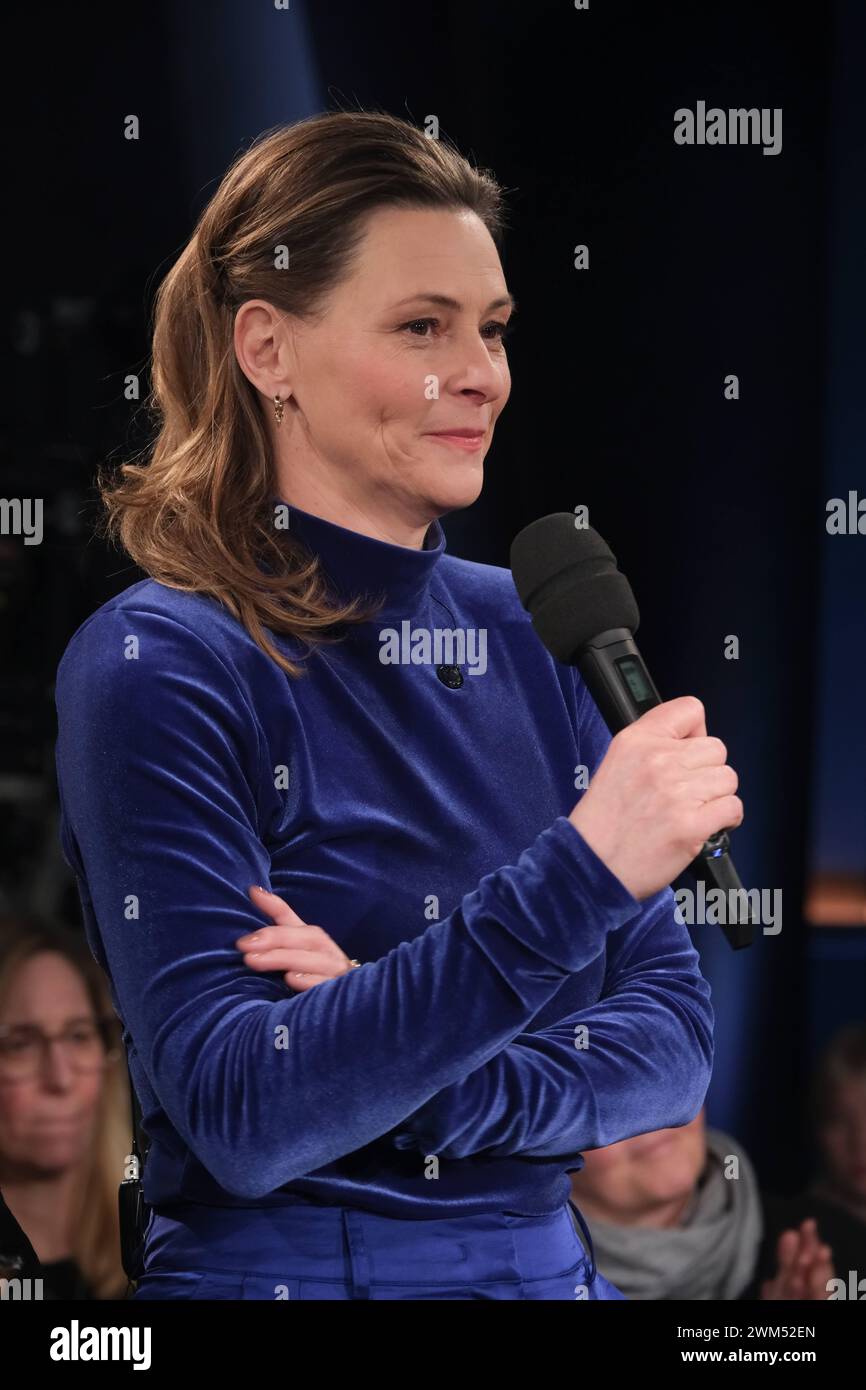 Anja Reschke moderiert die NDR Talk Show, Fototermin am 23.2.2024 im Fernsehstudio Hamburg Lokstedt *** Anja Reschke anime le NDR Talk Show, séance photo le 23 2 2024 dans le studio de télévision Hamburg Lokstedt Banque D'Images