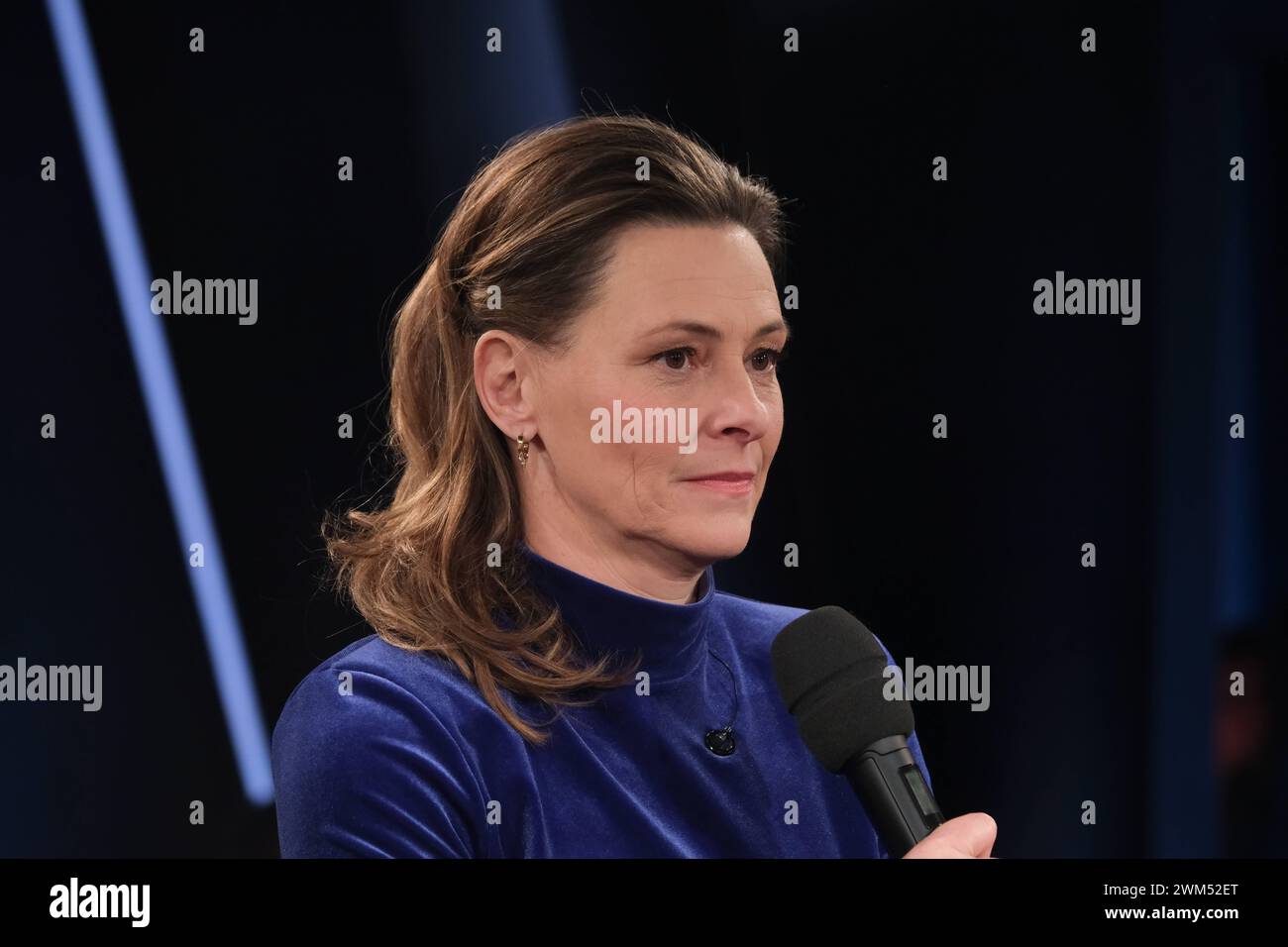 Anja Reschke moderiert die NDR Talk Show, Fototermin am 23.2.2024 im Fernsehstudio Hamburg Lokstedt *** Anja Reschke anime le NDR Talk Show, séance photo le 23 2 2024 dans le studio de télévision Hamburg Lokstedt Banque D'Images