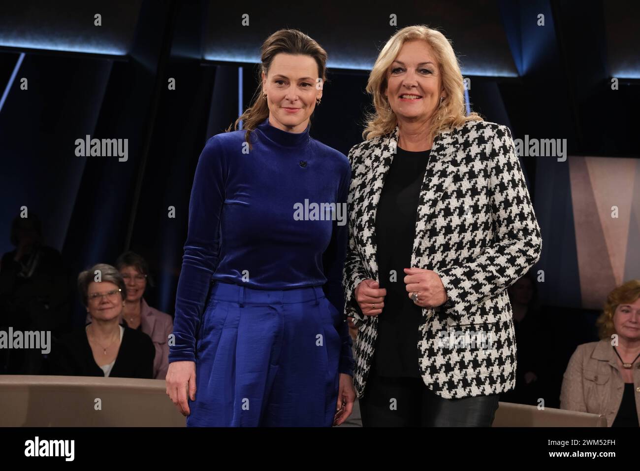 Anja Reschke und Bettina Tietjen moderieren die NDR Talk Show, Fototermin am 23.2.2024 im Fernsehstudio Hamburg Lokstedt *** Anja Reschke et Bettina Tietjen animent le talk show NDR, séance photo le 23 2 2024 dans le studio de télévision Lokstedt de Hambourg Banque D'Images