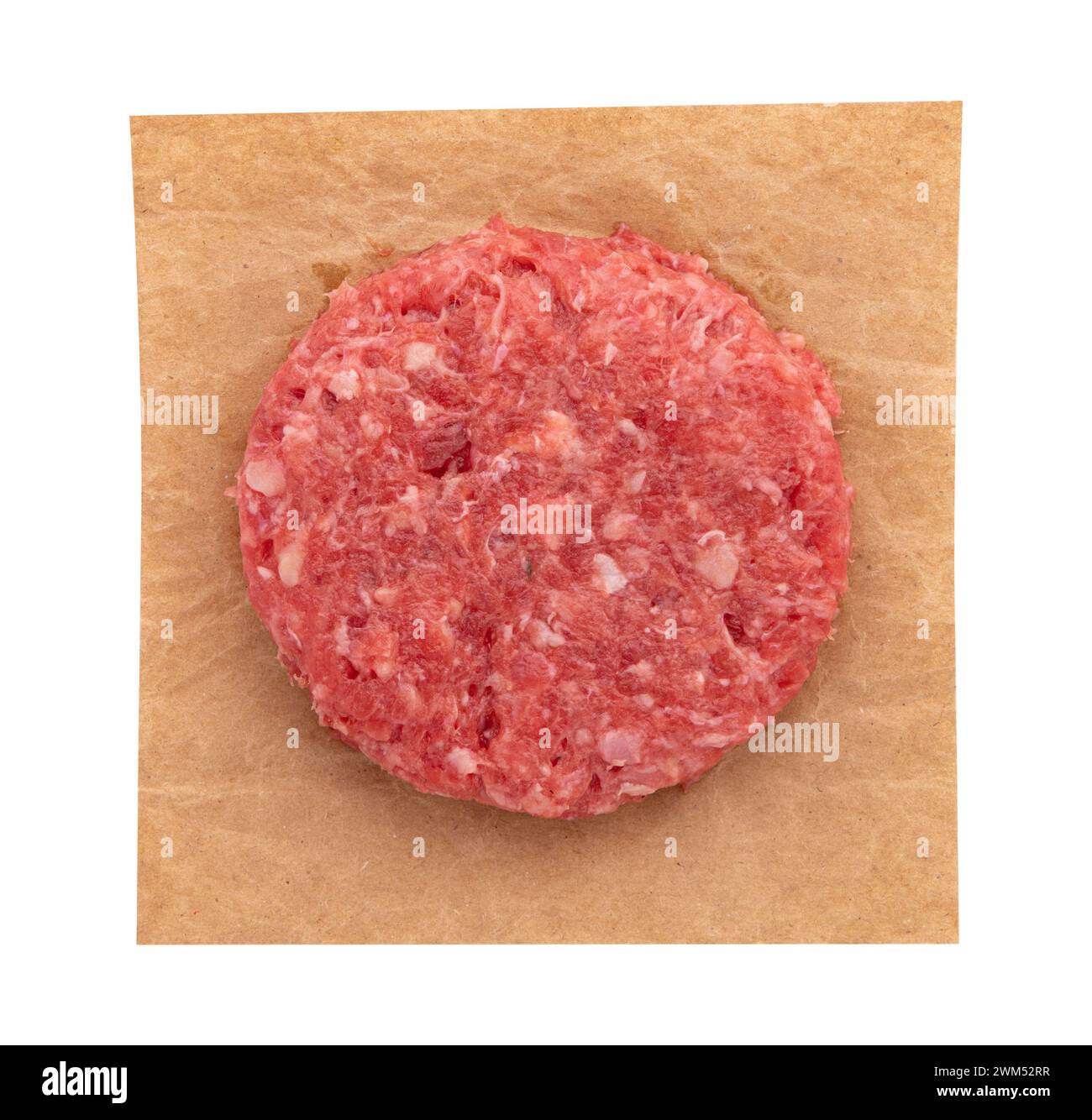 côtelette de hamburger de viande crue fraîche sur papier parchemin isolé sur fond blanc avec chemin de découpage, vue de dessus Banque D'Images