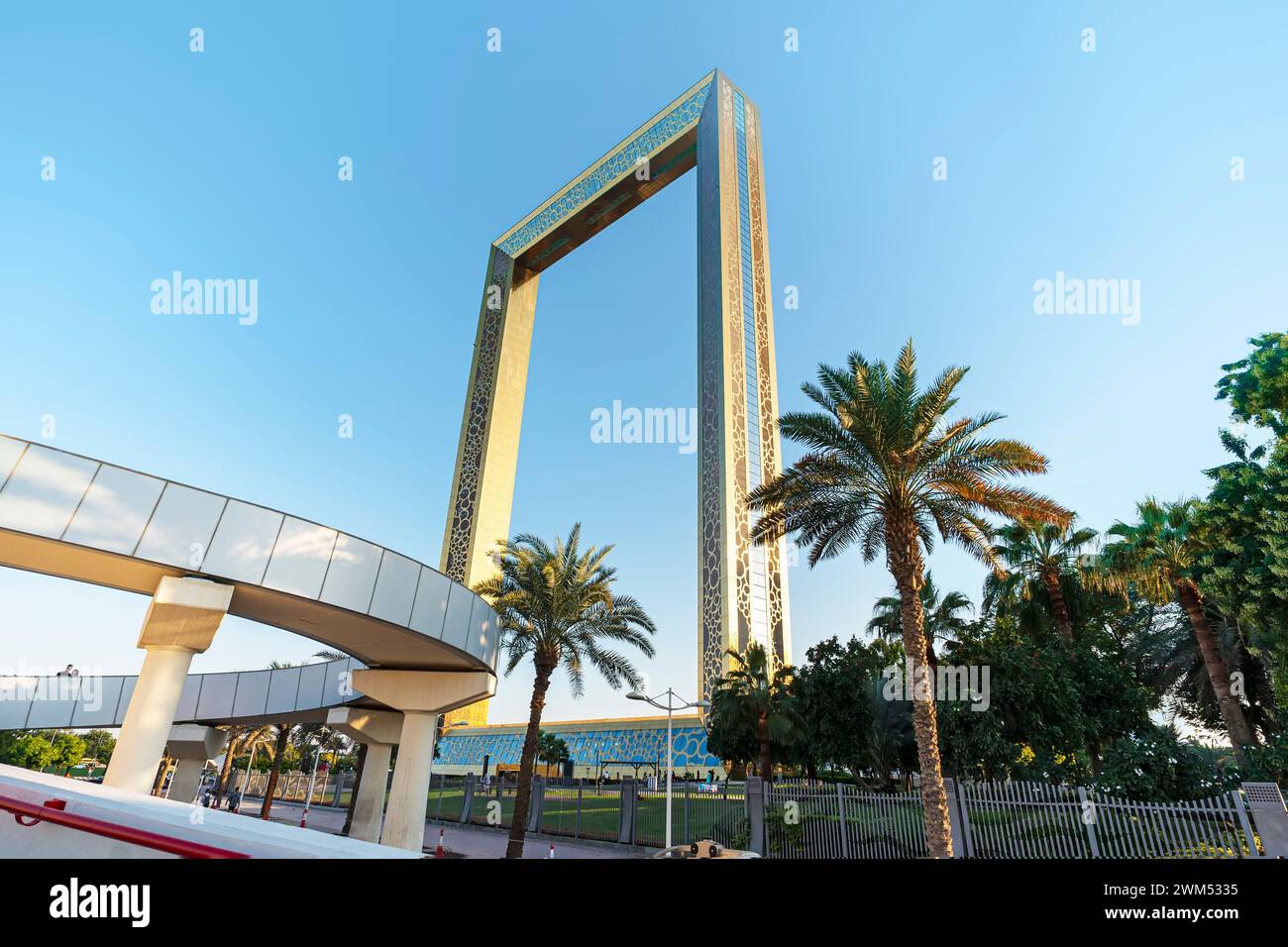 Dubaï, Émirats arabes Unis. 25 novembre 2022 : le nouveau monument architectural à Dubaï est un cadre doré contre un ciel bleu. Banque D'Images