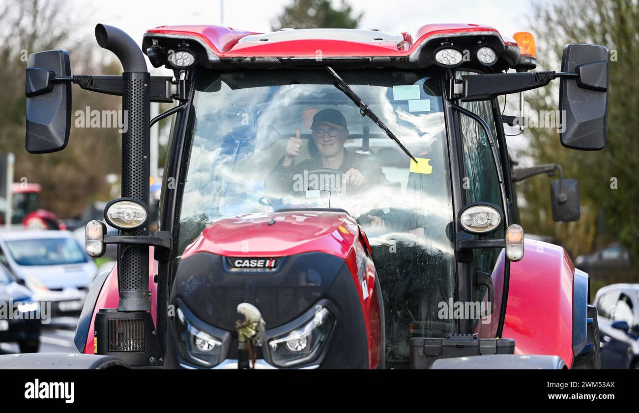 Les agriculteurs prennent part à une manifestation à conduite lente à bord de leurs tracteurs et véhicules agricoles depuis la station-service Penllergaer le long de la M4 à Swansea, au pays de Galles. Des centaines de véhicules ont pris part à la manifestation qui appelle le gouvernement gallois à repenser son plan de forcer les agriculteurs à planter 10% de leurs terres agricoles avec des arbres. Banque D'Images