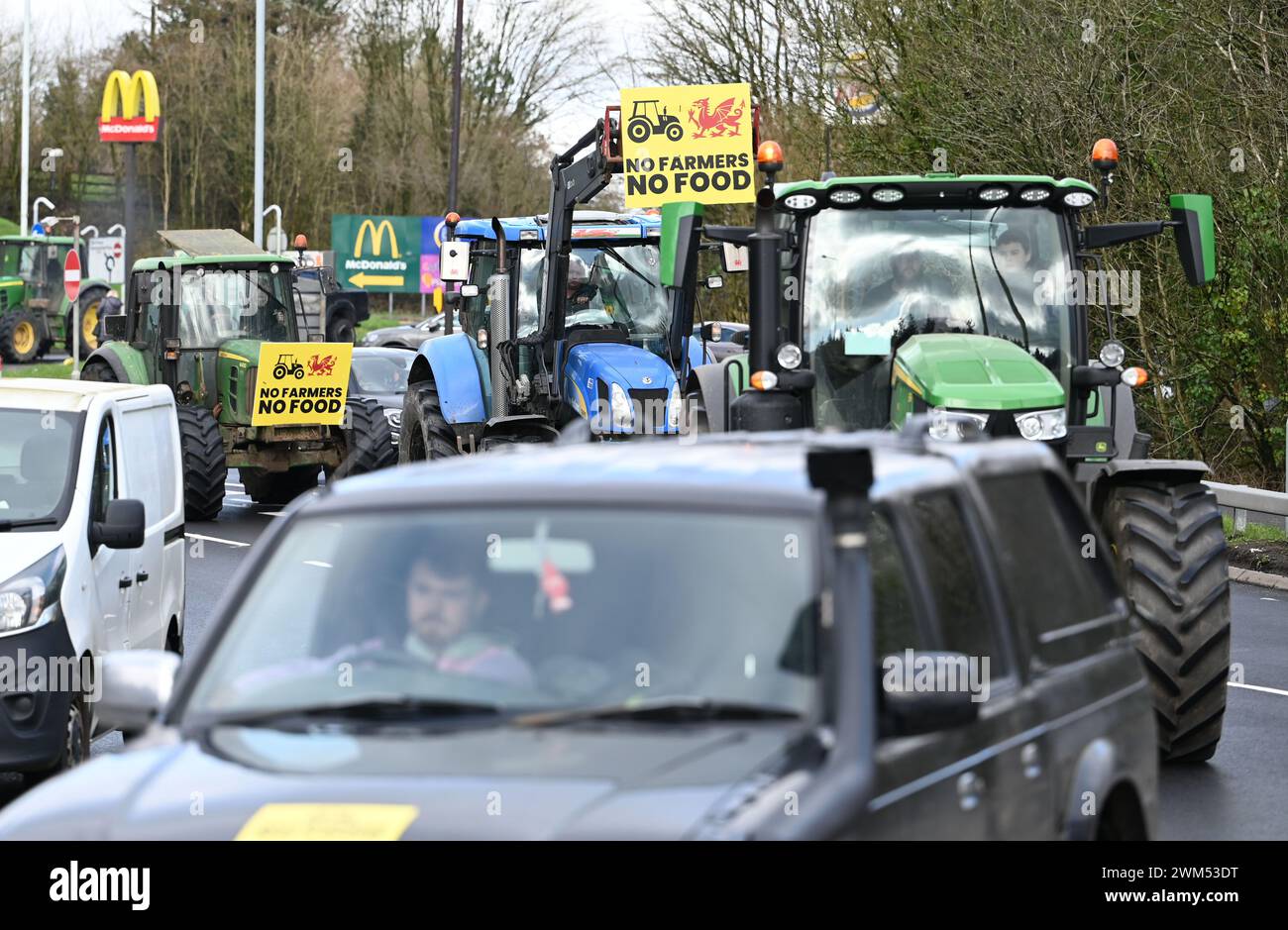 Les agriculteurs prennent part à une manifestation à conduite lente à bord de leurs tracteurs et véhicules agricoles depuis la station-service Penllergaer le long de la M4 à Swansea, au pays de Galles. Des centaines de véhicules ont pris part à la manifestation qui appelle le gouvernement gallois à repenser son plan de forcer les agriculteurs à planter 10% de leurs terres agricoles avec des arbres. Banque D'Images