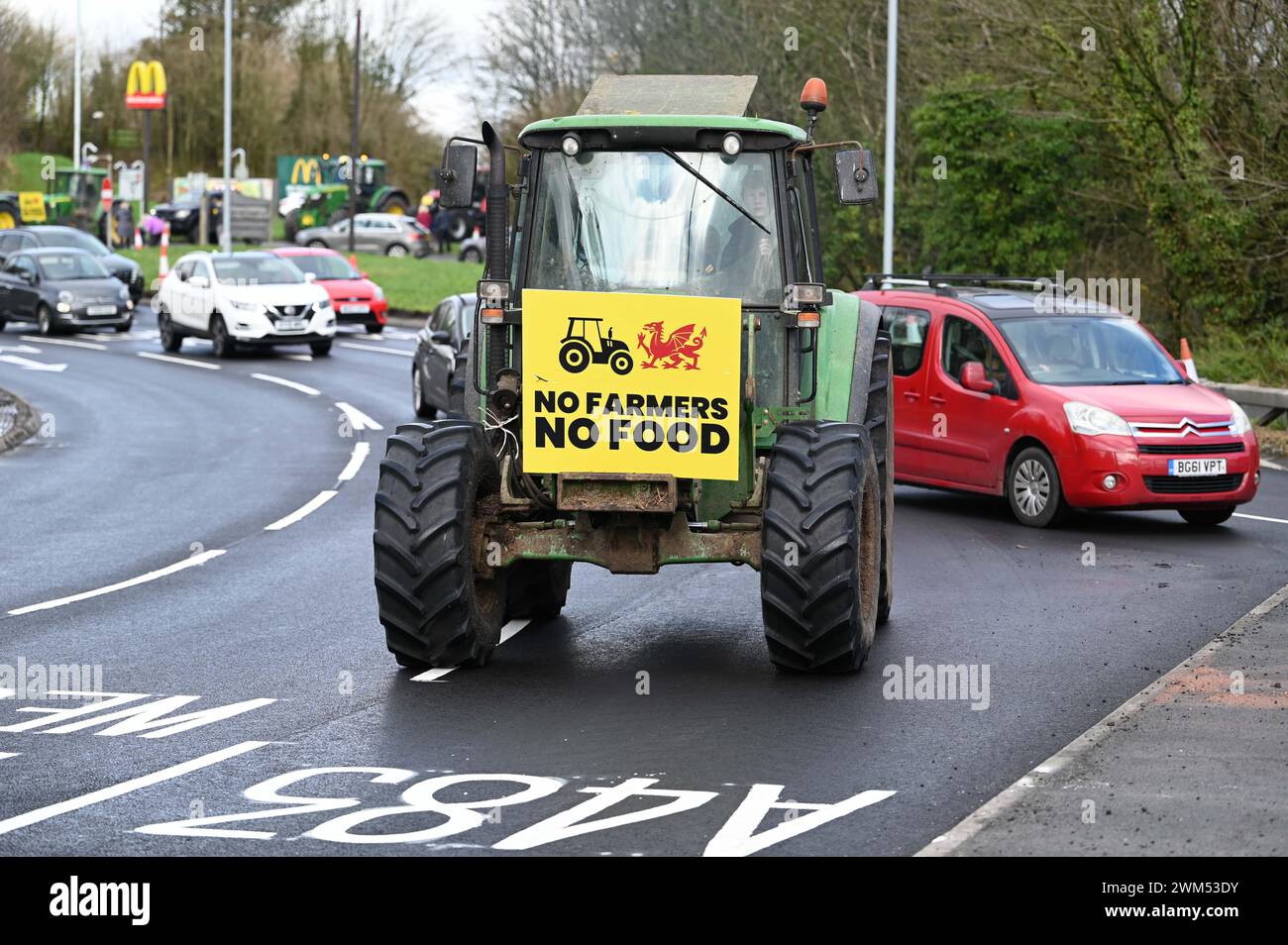 Les agriculteurs prennent part à une manifestation à conduite lente à bord de leurs tracteurs et véhicules agricoles depuis la station-service Penllergaer le long de la M4 à Swansea, au pays de Galles. Des centaines de véhicules ont pris part à la manifestation qui appelle le gouvernement gallois à repenser son plan de forcer les agriculteurs à planter 10% de leurs terres agricoles avec des arbres. Banque D'Images