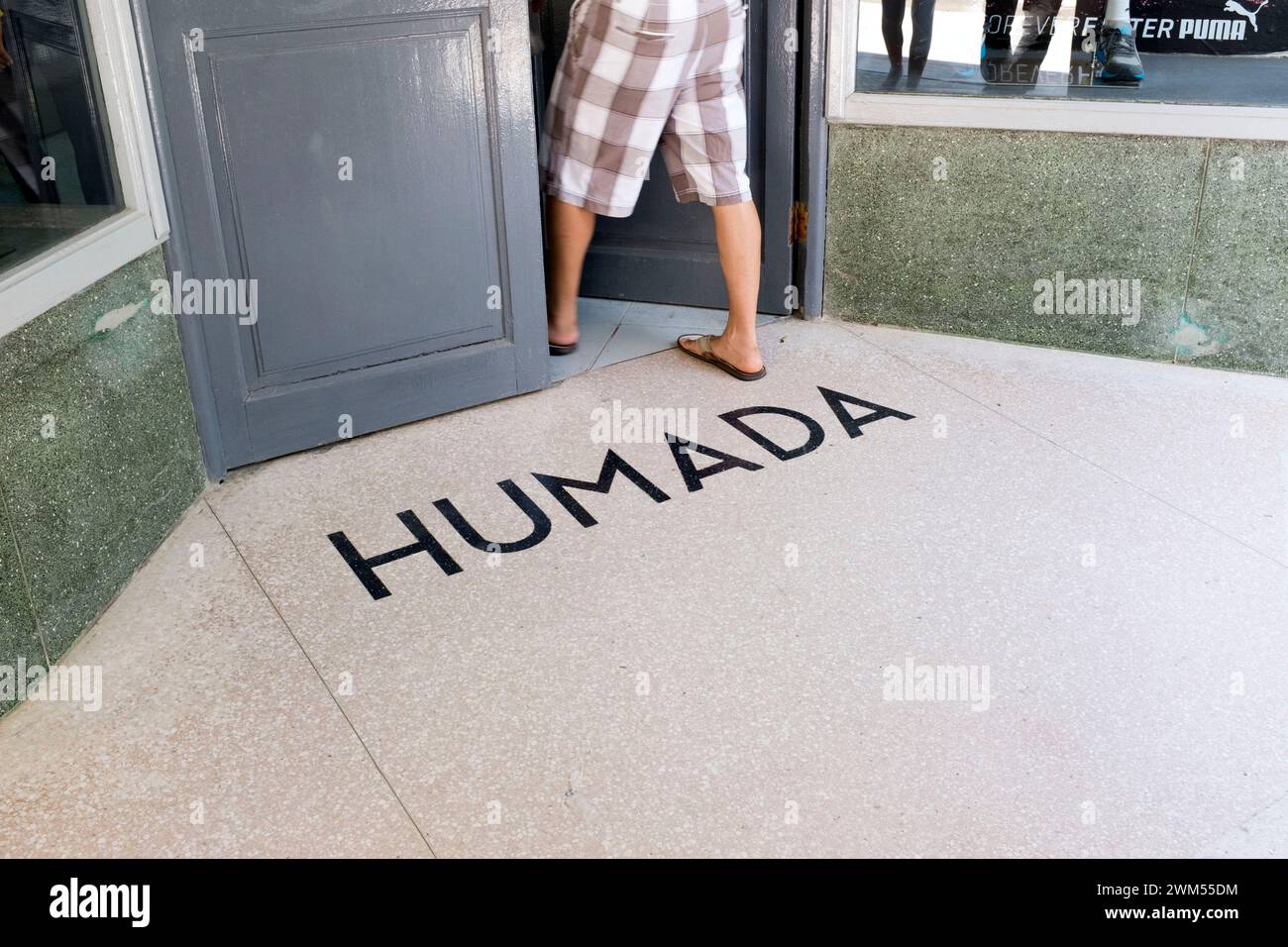 Typique de la Havane des années 1950 : publicité pour un magasin intégré dans le sol à l'entrancegehenBegehen Banque D'Images
