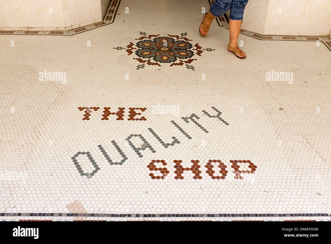 Typique de la Havane des années 1950 : publicité pour une boutique encastrée dans le sol à l'entrée. Banque D'Images