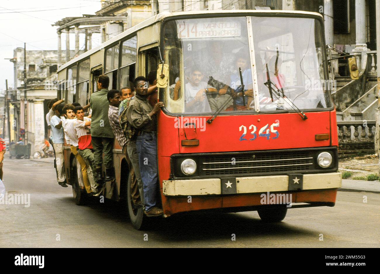 Avec la fin des subventions de l'Union soviétique au début des années 1990, la situation économique de Cuba s'est fortement détériorée.BUSFAHRER Banque D'Images