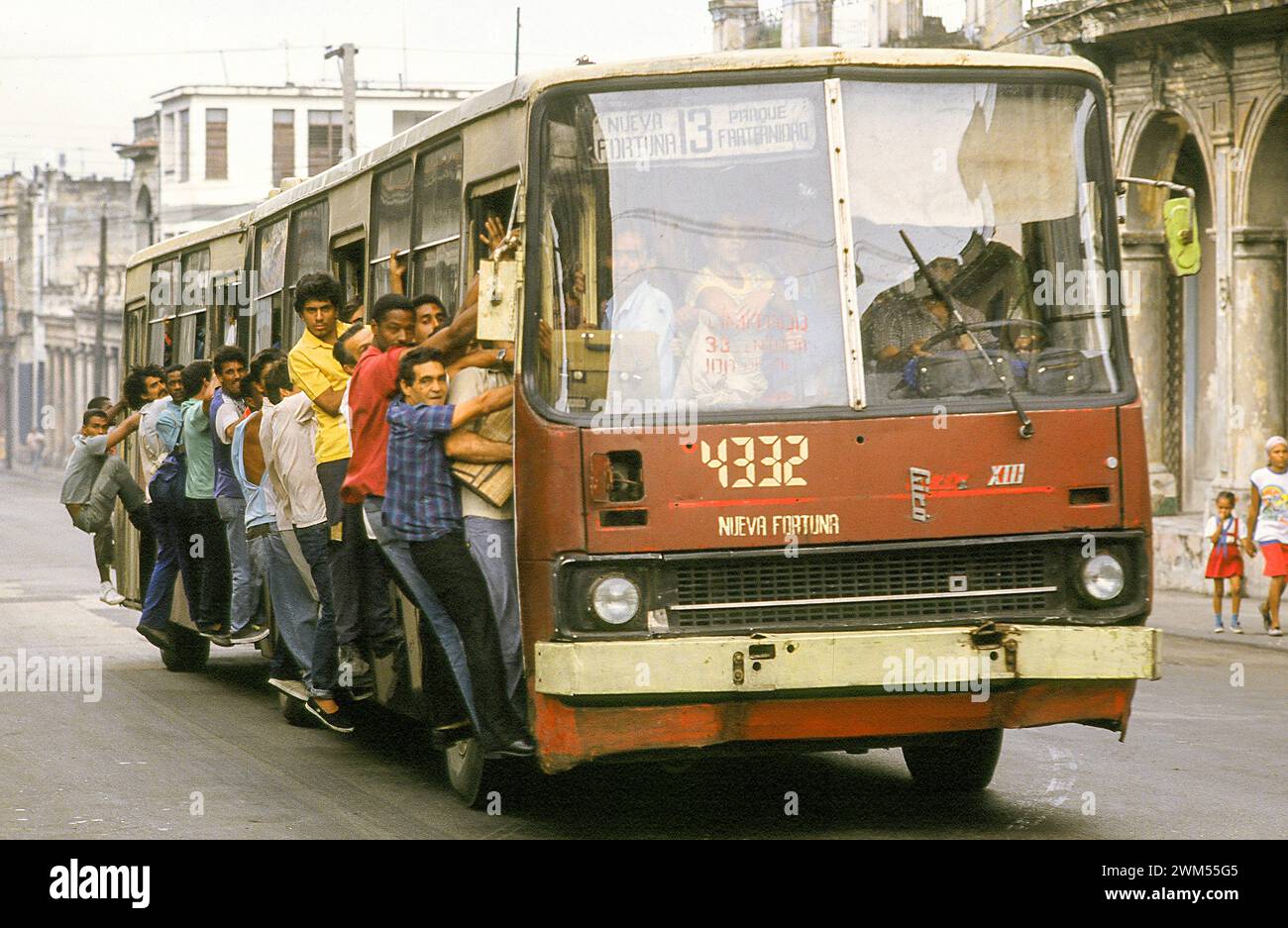 Avec la fin des subventions de l'Union soviétique au début des années 1990, la situation économique de Cuba s'est fortement détériorée.BUSFAHRER Banque D'Images