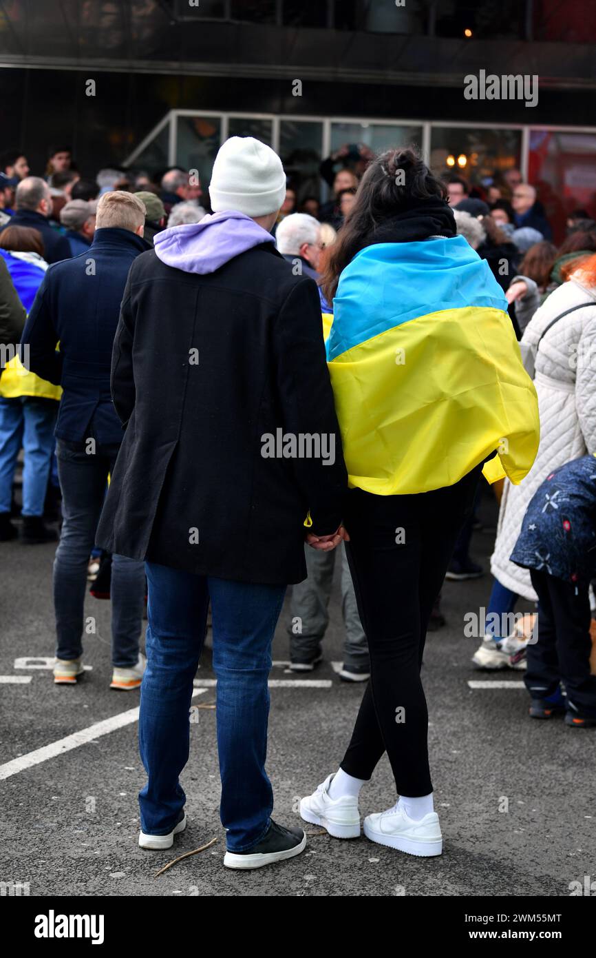 France. 24 février 2024. © PHOTOPQR/VOIX DU NORD/FLORENT MOREAU ; 24/02/2024 ; LILLE, LE 24/02/2024. Pour les deux ans du Debut de la guerre de la Russie contre l'Ukraine, rassemblement sur le pont de Kharkiv organiser par la ville de Lille. PHOTO FLORENT MOREAU LA VOIX DU NORD LILLE, 24/02/2024. Depuis le début de la guerre russe contre l'Ukraine, deux ans, rassemblement sur le pont de Kharkiv organisé par la ville de Lille crédit : MAXPPP/Alamy Live News Banque D'Images