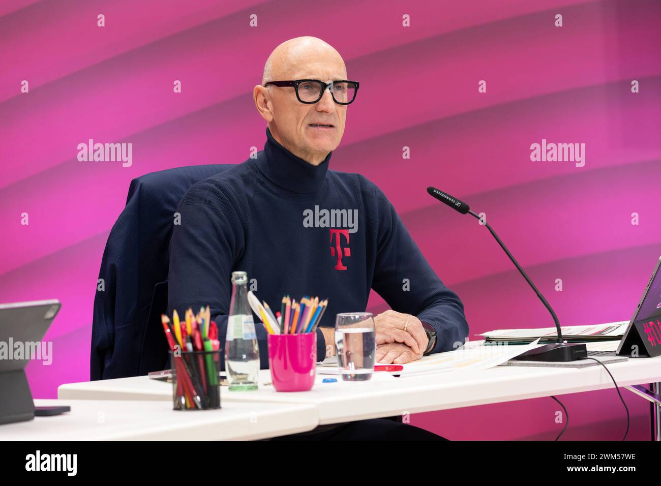 Deutsche Telekom AG PDG Timotheus Höttges gibt BEI der Bilanz-Pressekonferenz die Geschäftszahlen des Geschäftsjahres 2023 bekannt, Bonn, 23.02.2024. Bilanz PK Deutsche Telekom *** Deutsche Telekom AG Timotheus Höttges, CEO, annonce les chiffres d'affaires pour l'exercice 2023 lors de la conférence de presse bilan, Bonn, 23 02 2024 bilan PK Deutsche Telekom Banque D'Images