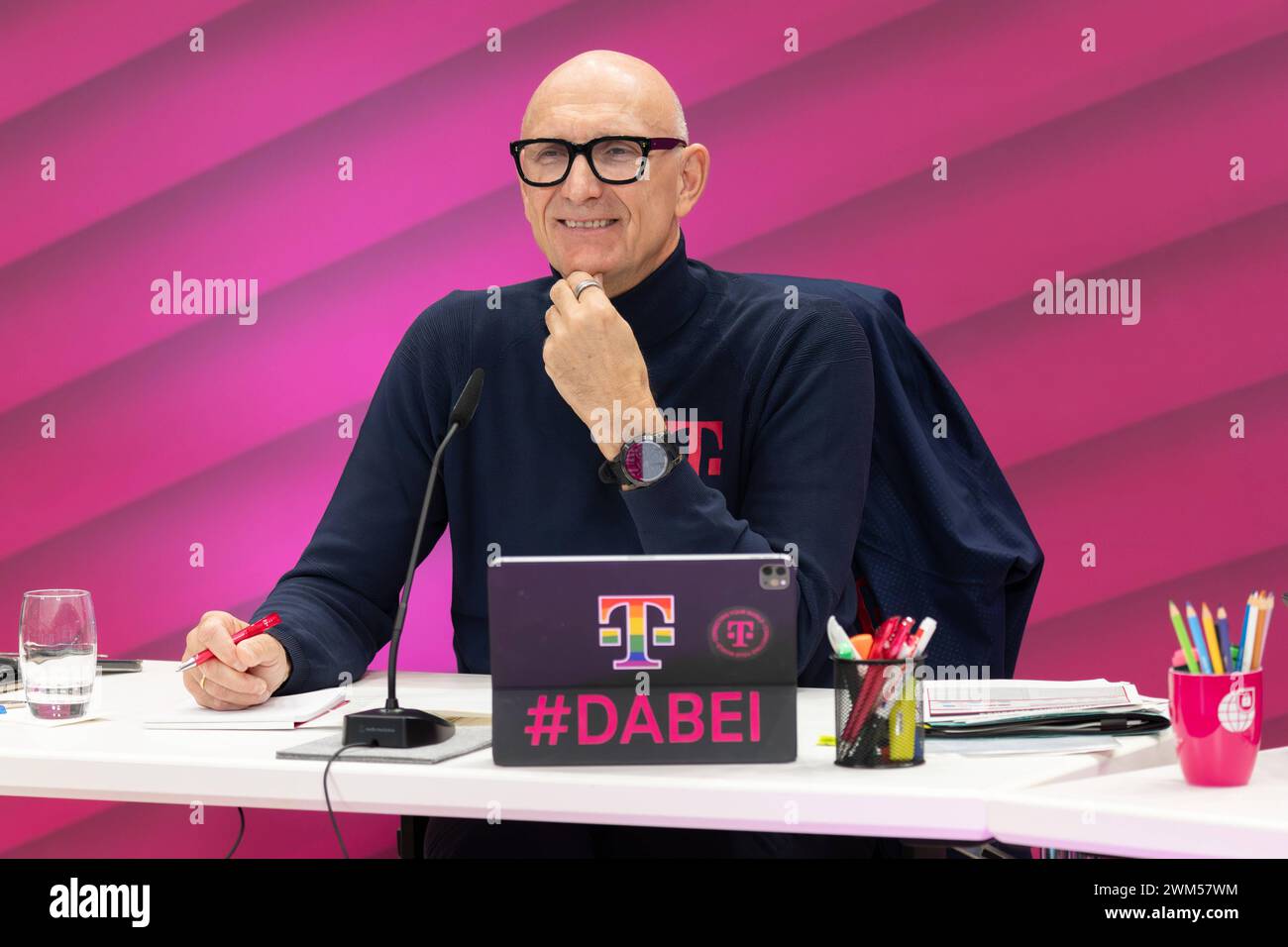 Deutsche Telekom AG PDG Timotheus Höttges gibt BEI der Bilanz-Pressekonferenz die Geschäftszahlen des Geschäftsjahres 2023 bekannt, Bonn, 23.02.2024. Bilanz PK Deutsche Telekom *** Deutsche Telekom AG Timotheus Höttges, CEO, annonce les chiffres d'affaires pour l'exercice 2023 lors de la conférence de presse bilan, Bonn, 23 02 2024 bilan PK Deutsche Telekom Banque D'Images