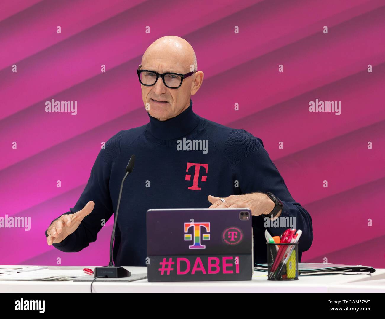 Deutsche Telekom AG PDG Timotheus Höttges gibt BEI der Bilanz-Pressekonferenz die Geschäftszahlen des Geschäftsjahres 2023 bekannt, Bonn, 23.02.2024. Bilanz PK Deutsche Telekom *** Deutsche Telekom AG Timotheus Höttges, CEO, annonce les chiffres d'affaires pour l'exercice 2023 lors de la conférence de presse bilan, Bonn, 23 02 2024 bilan PK Deutsche Telekom Banque D'Images