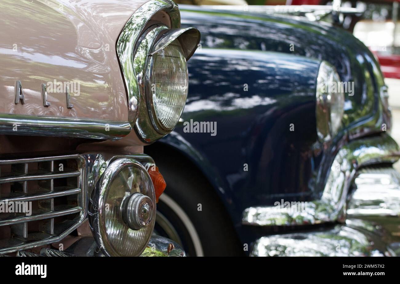 Avant d'Un véhicule à moteur rose 4 portes Vauxhall Cresta PA des années 1960 avec Une Buick huit à l'arrière-plan, Royaume-Uni Banque D'Images