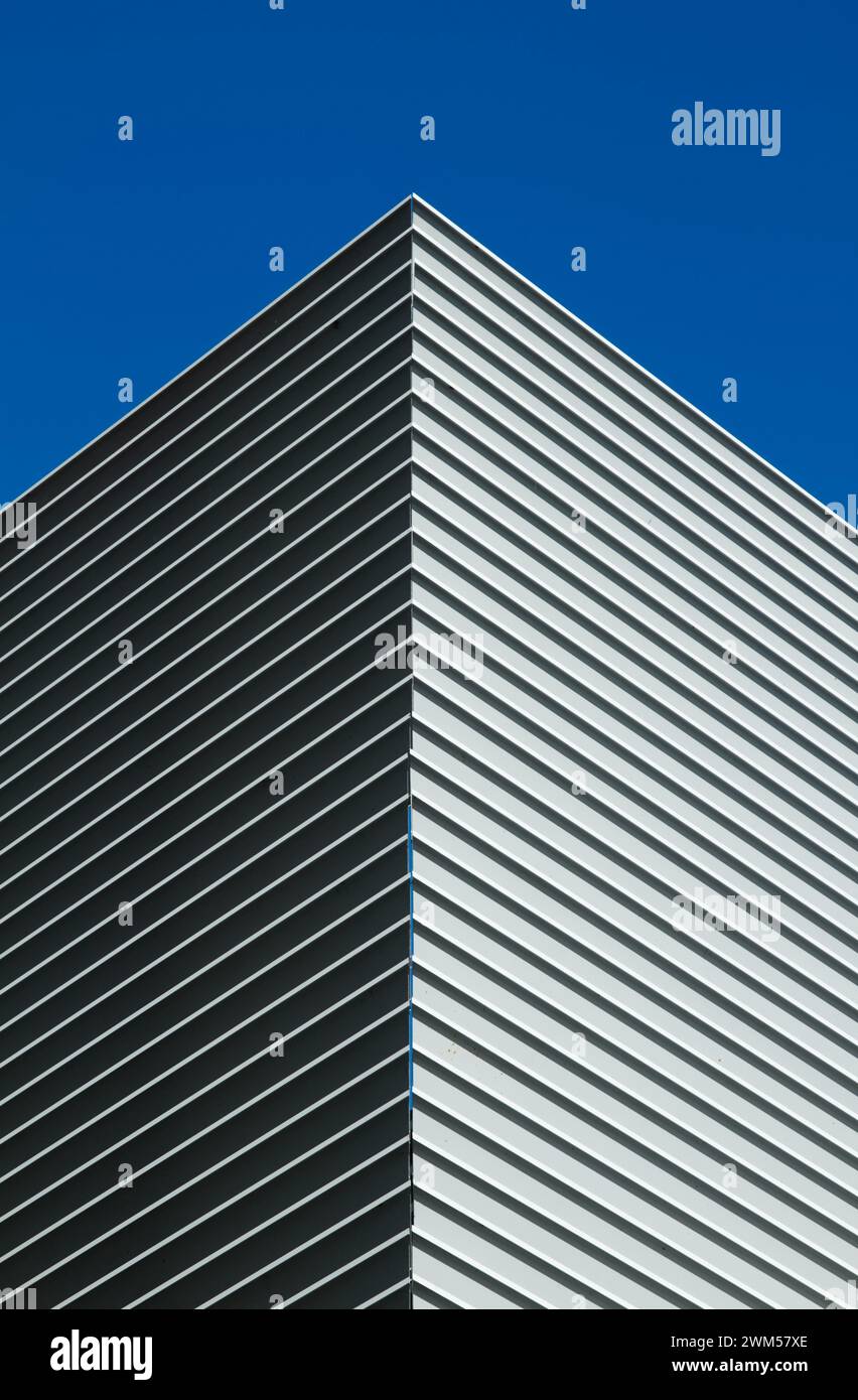 Abstrait, côté minimal de revêtement en métal ondulé sur le côté d'Un bâtiment, Royaume-Uni Banque D'Images