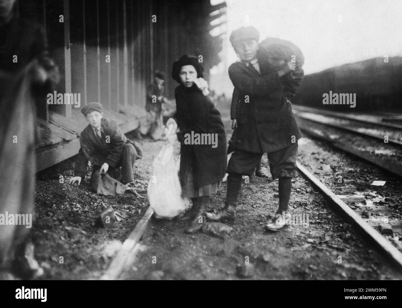 De jeunes enfants volent du charbon dans la gare ferroviaire de charbon - Boston, Massachusetts. Photo de Lewis W. Hine Banque D'Images