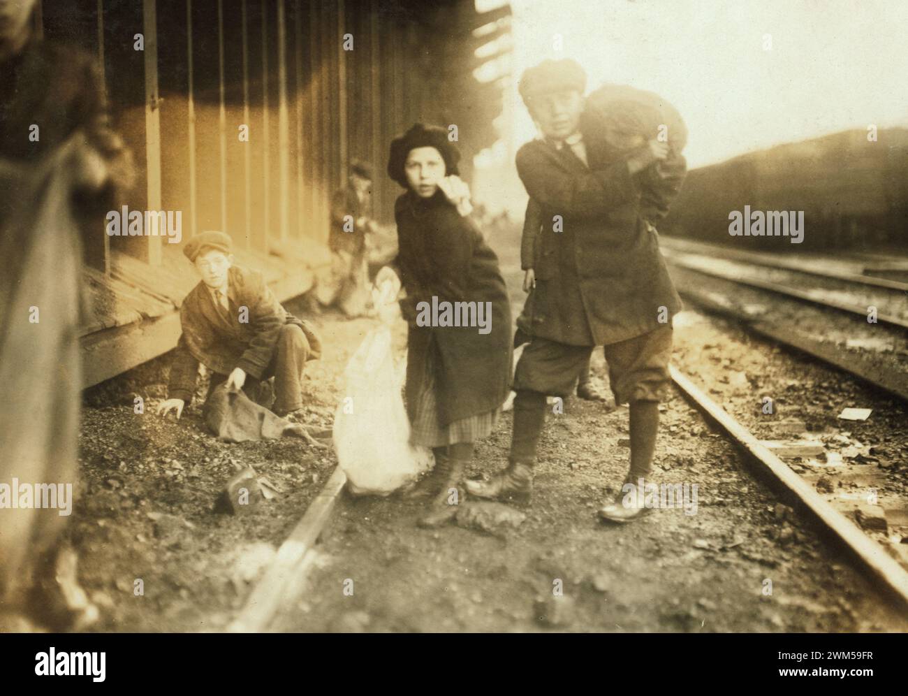 De jeunes enfants volent du charbon dans la gare ferroviaire de charbon - Boston, Massachusetts. Photo de Lewis W. Hine Banque D'Images