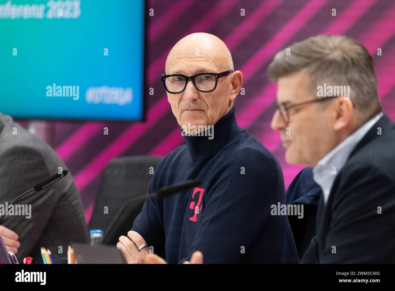 Bonn, Deutschland. 23 février 2024. Tim Hoettges, PDG de Deutsche Telekom AG, se rend en contact avec Philipp Schindera, responsable de la communication, lors de la conférence de presse annuelle de l'exercice 2023, Bonn, le 23 février 2024. Crédit : Juergen Schwarz/Alamy Live News Banque D'Images