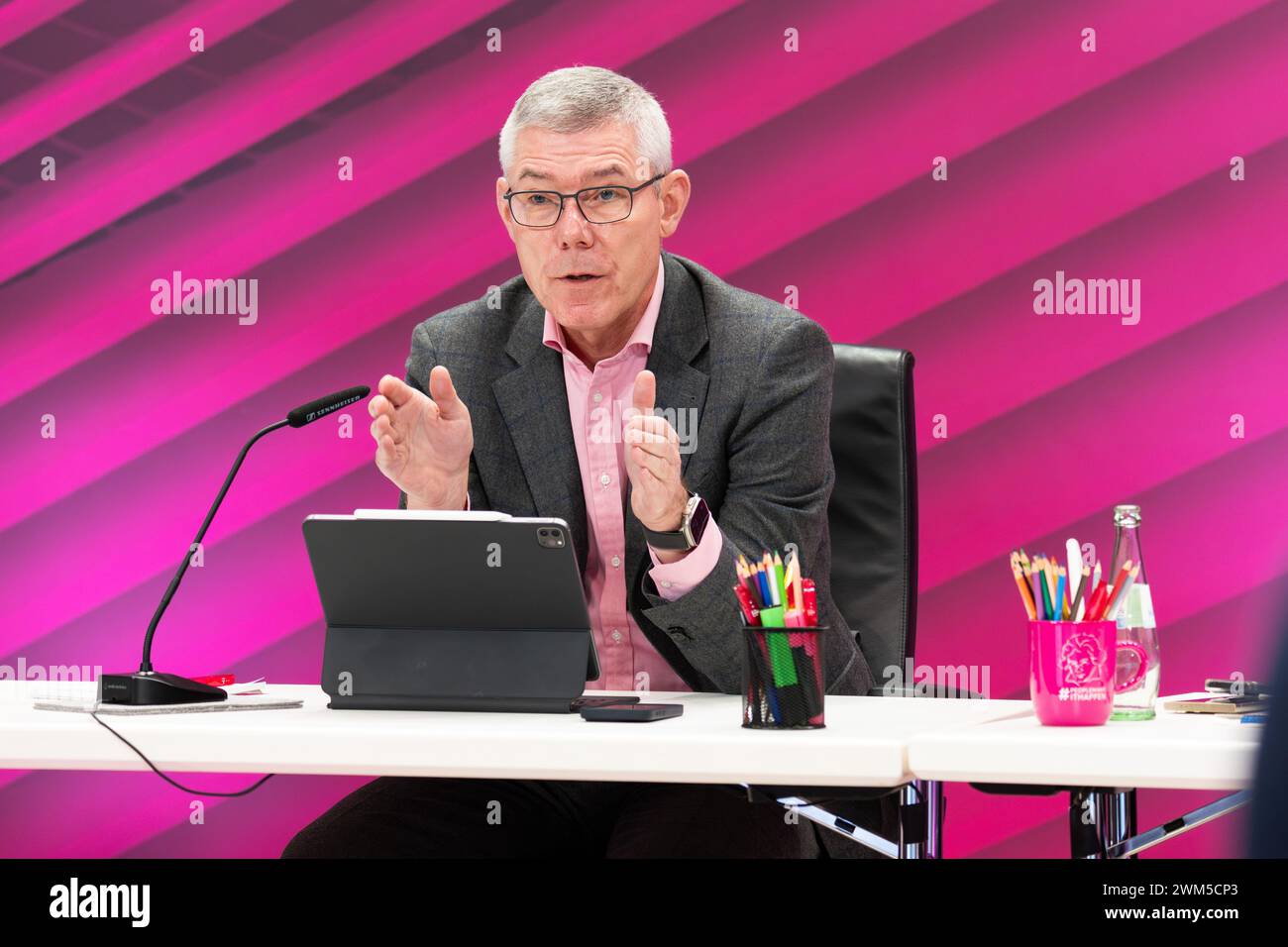 Bonn, Deutschland. 23 février 2024. Christian P. Illek, CFO de Deutsche Telekom AG, annonce les chiffres d'affaires pour l'exercice 2023 lors de la conférence de presse annuelle tenue à Bonn le 23.02.2024. Crédit : Juergen Schwarz/Alamy Live News Banque D'Images