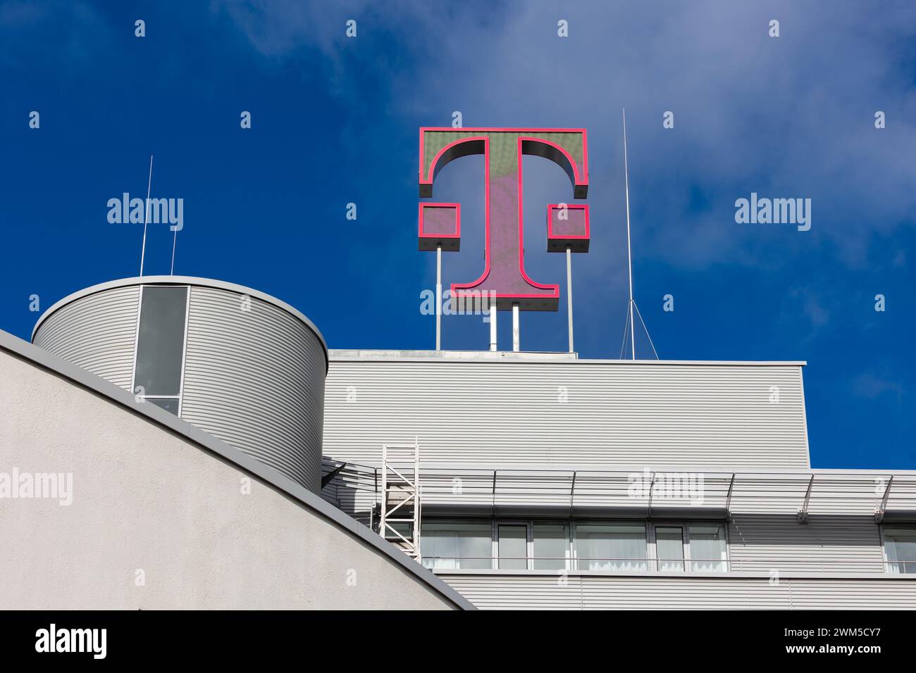 Bonn, Deutschland. 23 février 2024. Logo Deutsche Telekom AG sur le toit du siège du Groupe à Bonn, le 23 février 2024. Crédit : Juergen Schwarz/Alamy Live News Banque D'Images