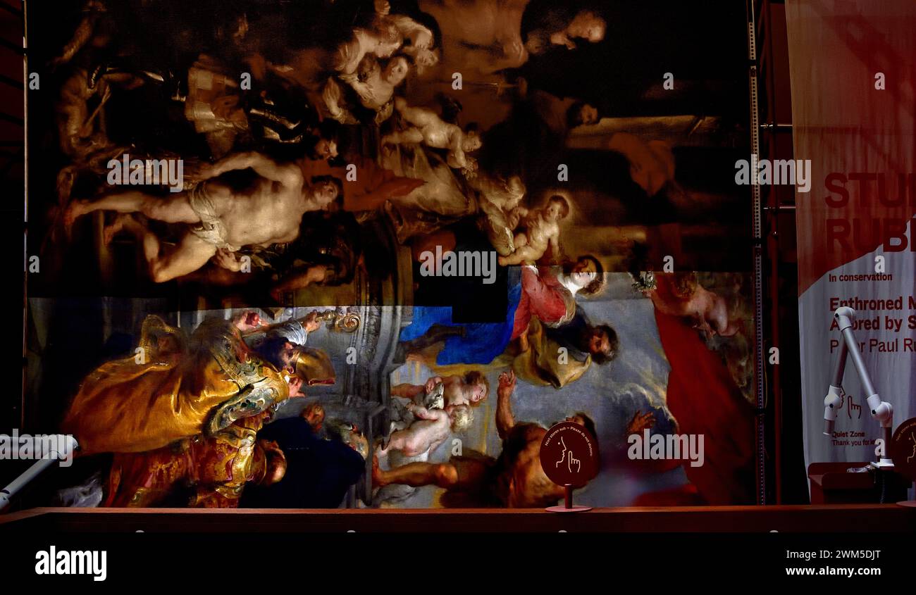 La Vierge intronisée adorée par les Saints 1628 par (1577-1640). Rubens artiste et diplomate flamand, flamand, Musée royal baroque des Beaux-Arts, Anvers, Belgique, belge. ( Le Musée royal des Beaux-Arts d’Anvers (KMSKA) a commencé la restauration du gigantesque retable de Peter Paul Rubens, dont la Vierge est trônée adorée par les Saints (vers 1628). ) Restauration de la Vierge intronisée par Rubens pendant deux ans, avec six restaurateurs travaillant sur un échafaudage. Banque D'Images