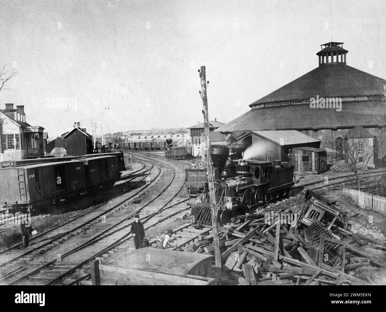 Une locomotive s'éloignant de la carrefour à la gare de triage Orange & Alexandria à Alexandria, Virginie, années 1860 - Andrew Russell photo Banque D'Images