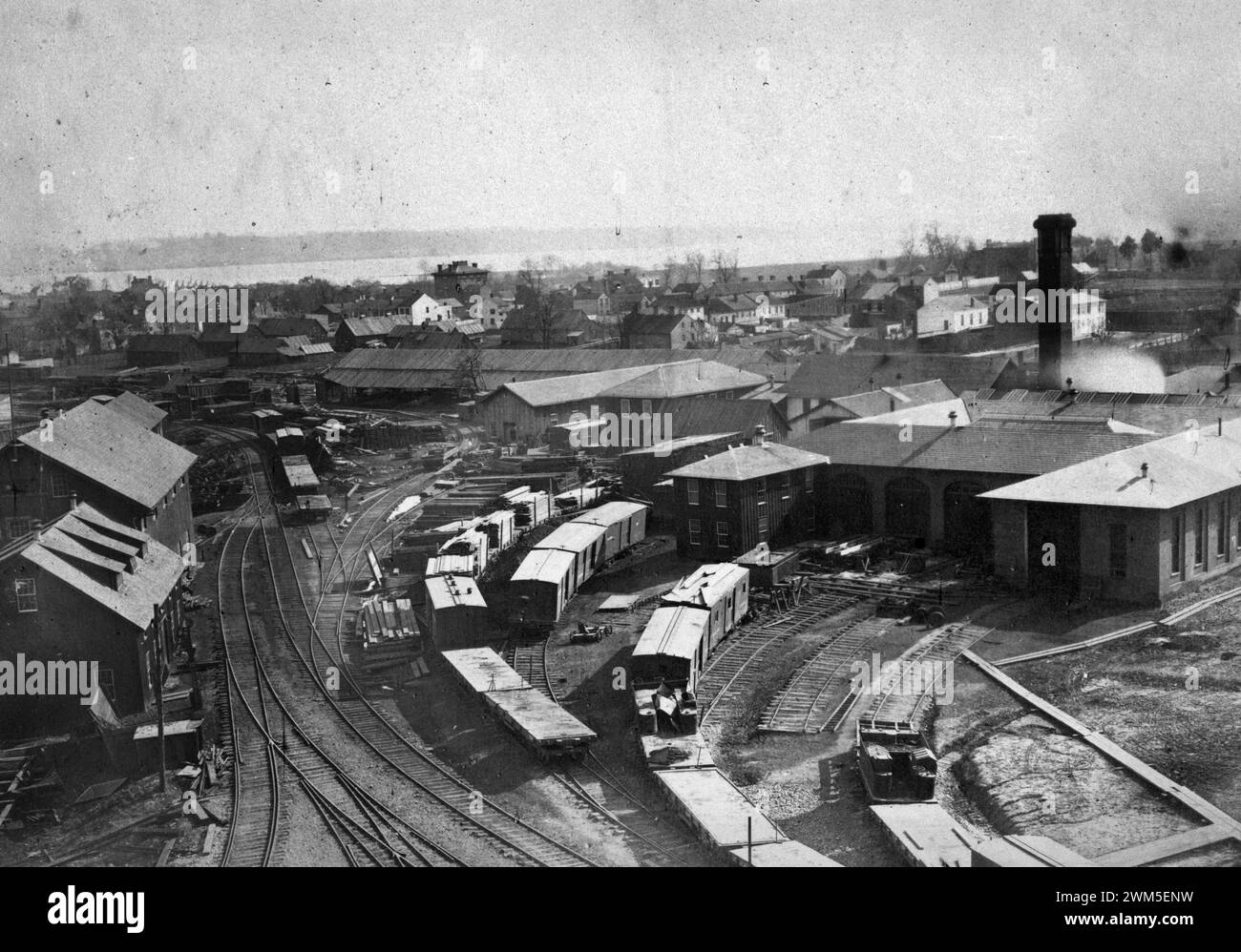 Vue plongeante des ateliers d'usinage, avec la cour est du chemin de fer Orange & Alexandria - Andrew Russell photo, années 1860 Banque D'Images