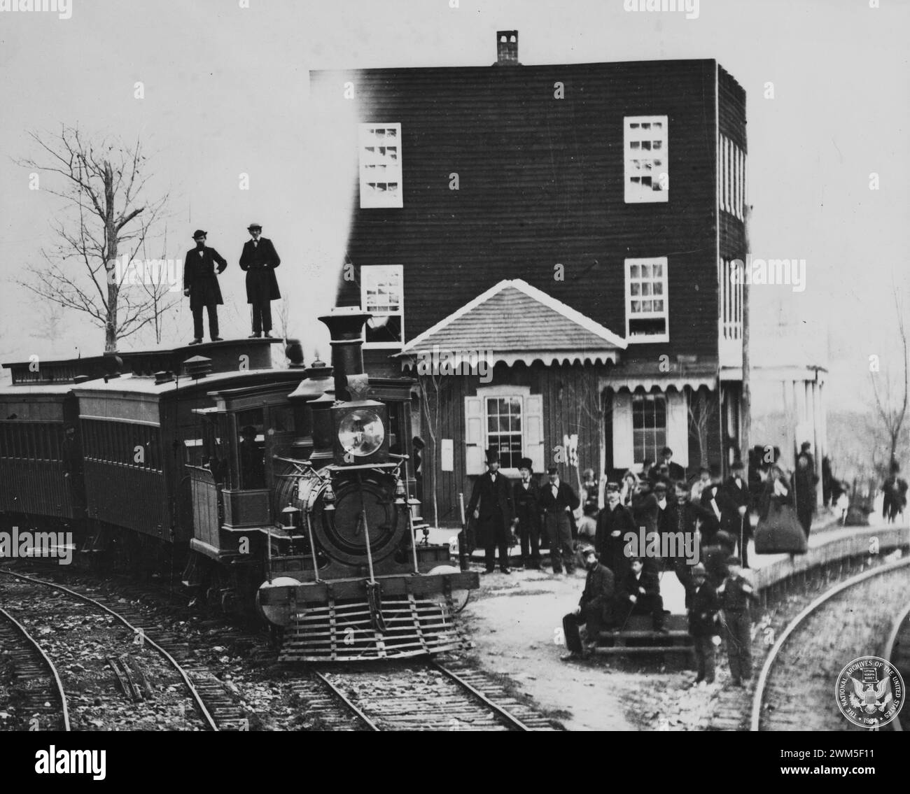 Gare - Hanover Junction Pennsylvanie, 1863, gare ferroviaire. Détail du moteur dans la cour et la foule en attente - 1863 Banque D'Images