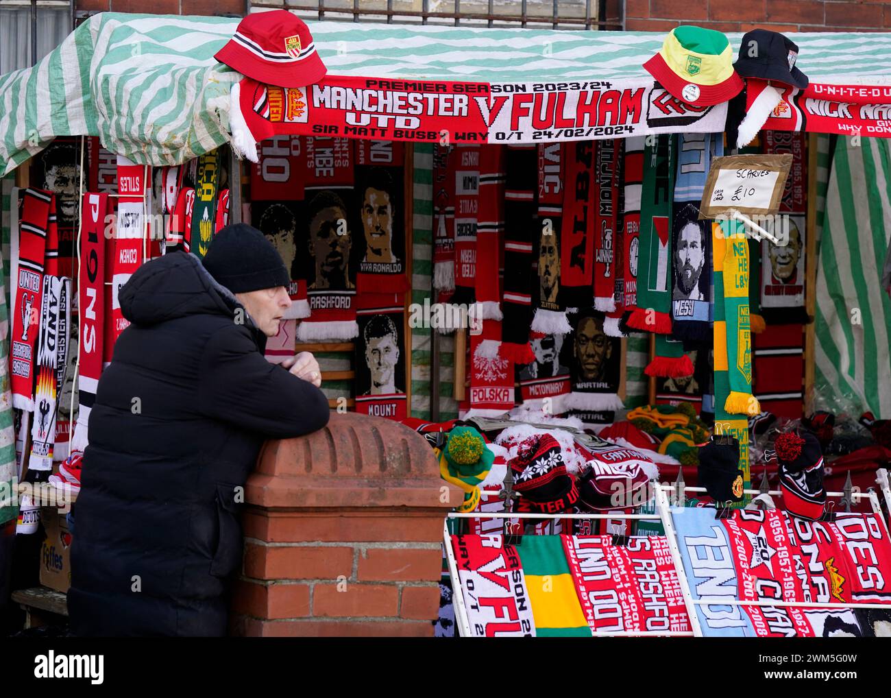 Manchester, Royaume-Uni. 24 février 2024. Un vendeur de marchandises prêt pour la foule des fans pendant le match de premier League à Old Trafford, Manchester. Photo : Andrew Yates/Sportimage crédit : Sportimage Ltd/Alamy Live News Banque D'Images