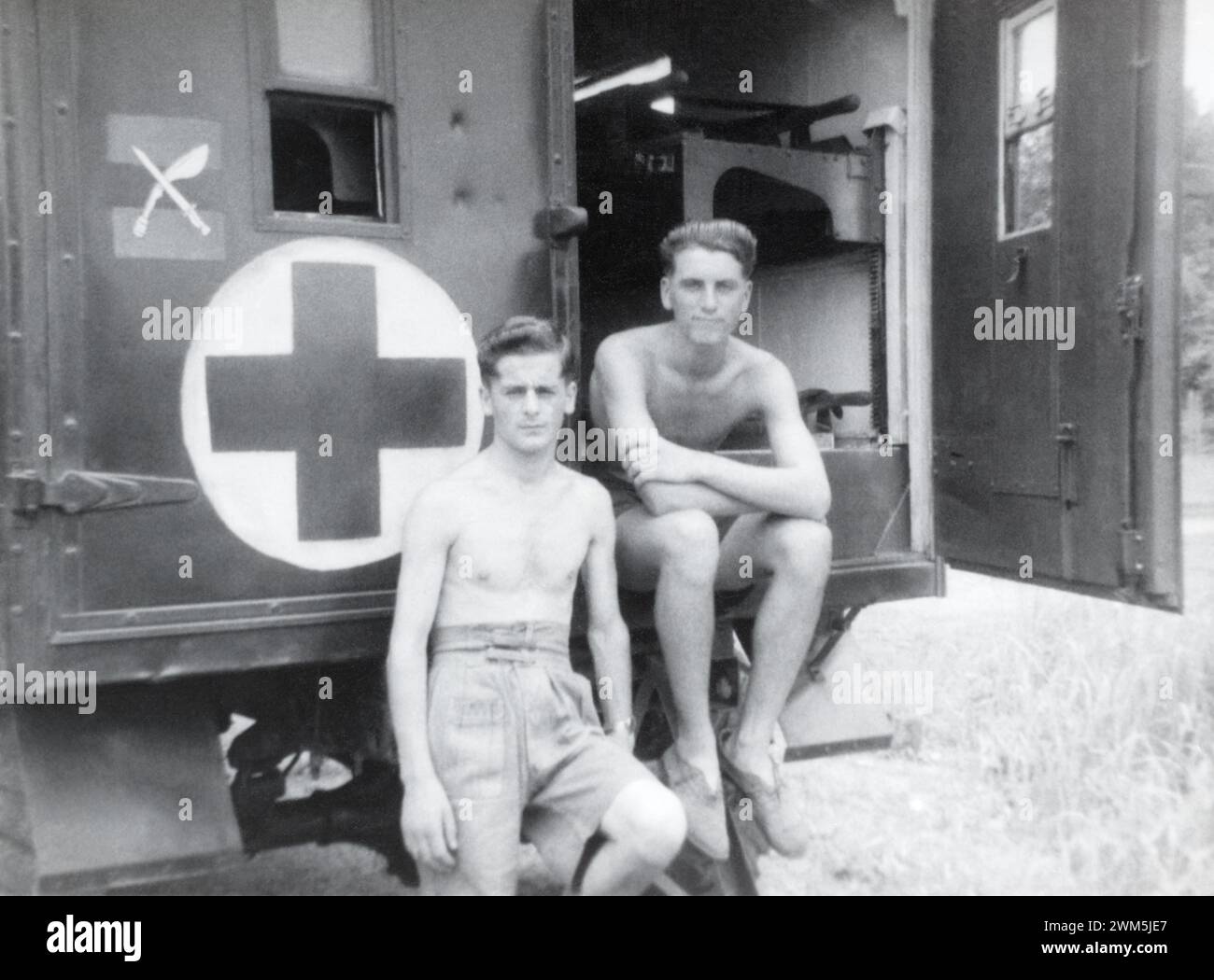 Soldats britanniques du Royal Army Medical corps de la 18e brigade d'infanterie avec leur ambulance pendant l'émergent malaisienne, 1950. Banque D'Images